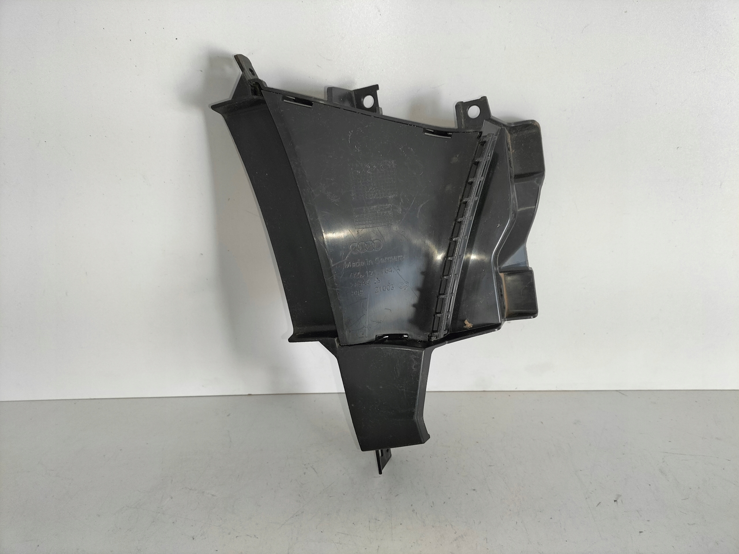 PRAVÉ NASÁVANIE VZDUCHU V PREDNOM NÁRAZNÍKU AUDI A6 C8 18-