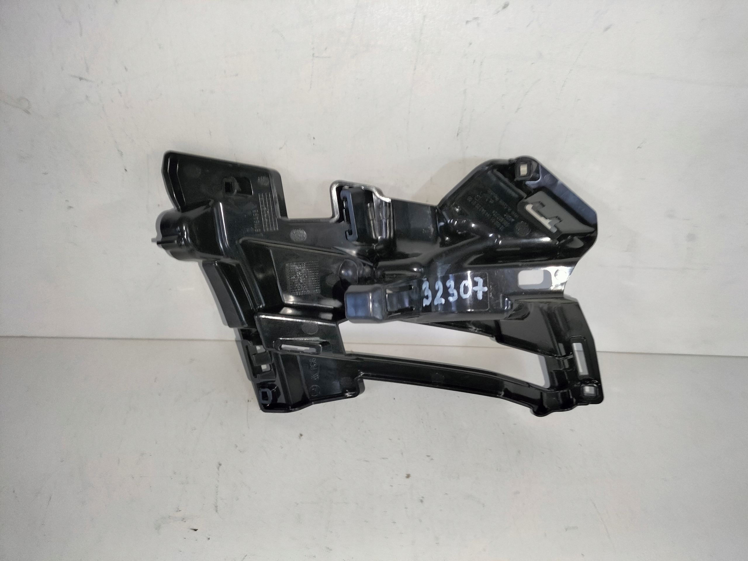 DRZIAK PREDNEHO NARAZNIKA PRAVY SKODA KODIAQ 16- POD MASKU