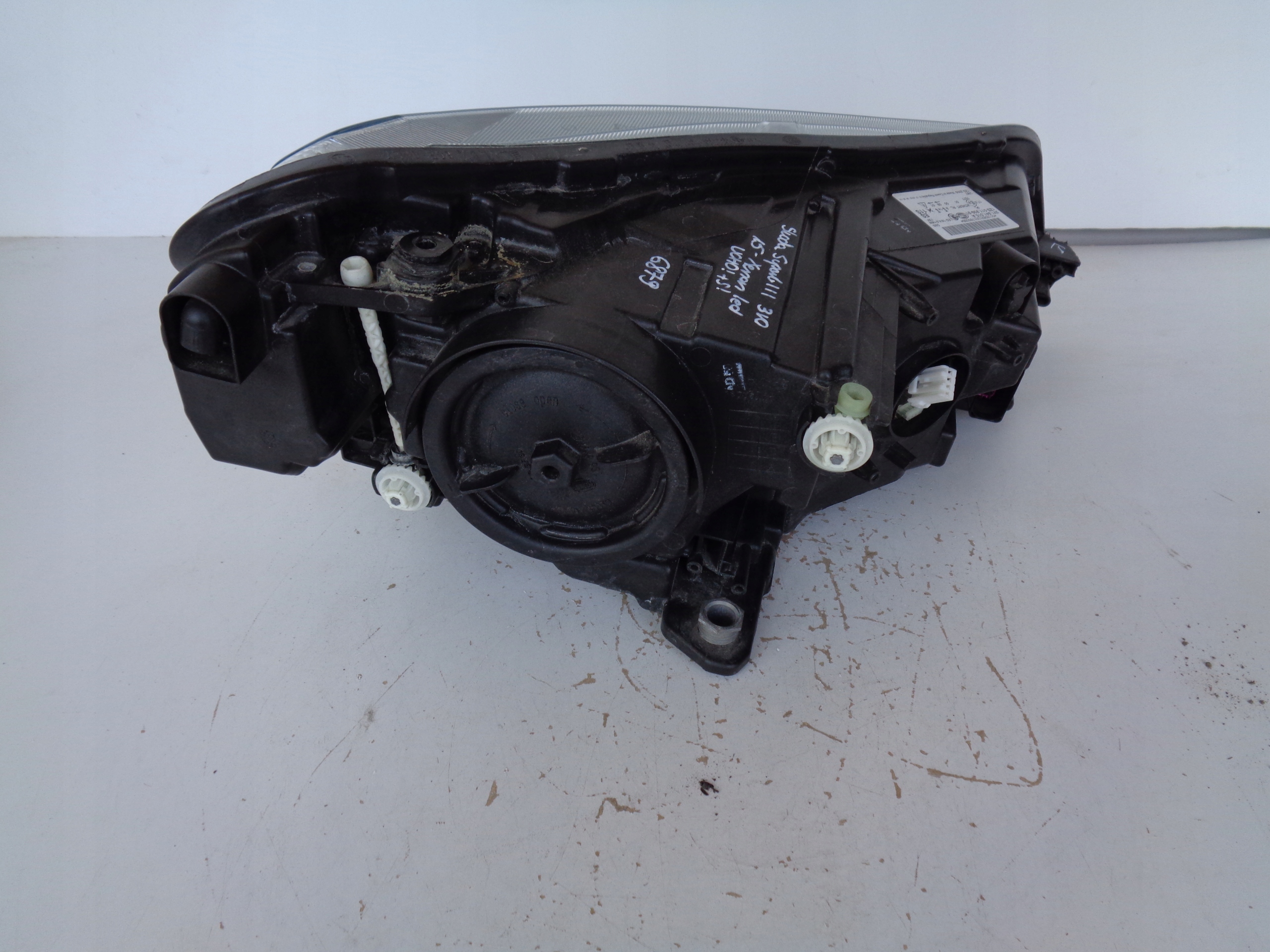 LAVE PREDNE SVETLO SKODA SUPERB III 3V 3V0 15- XENON LED