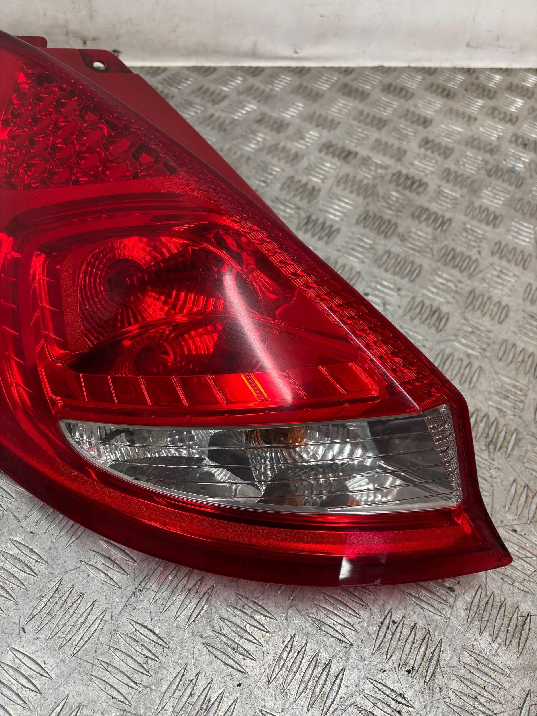 LAVE ZADNE SVETLO FORD FIESTA MK7 09-