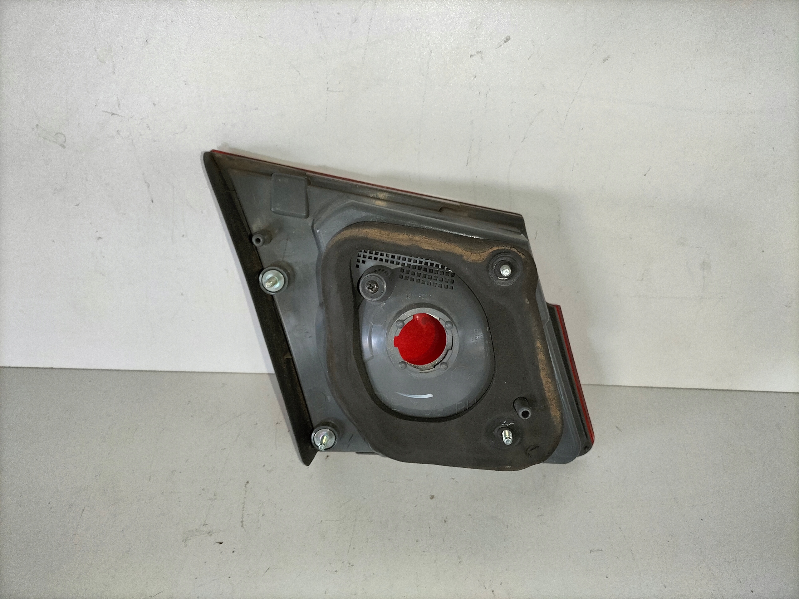 PRAVE ZADNE SVETLO CHEVROLET CRUZE 09- SEDAN VNÚTORNÉ NA KAPOTE