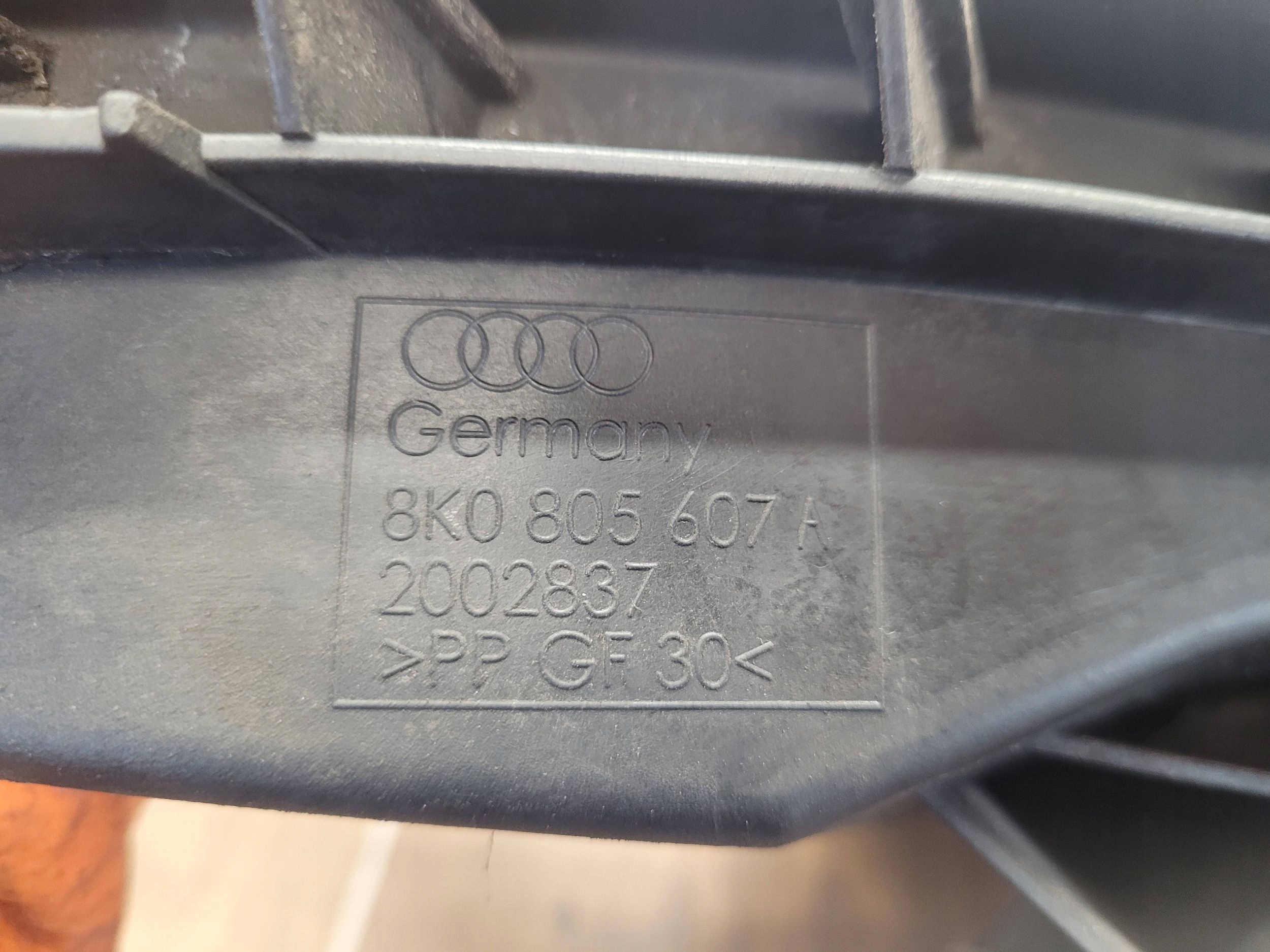 Audi A4 S4 B8 8K 08-011 8K0805607A DRŽIAK POD SVETLO  LAVY