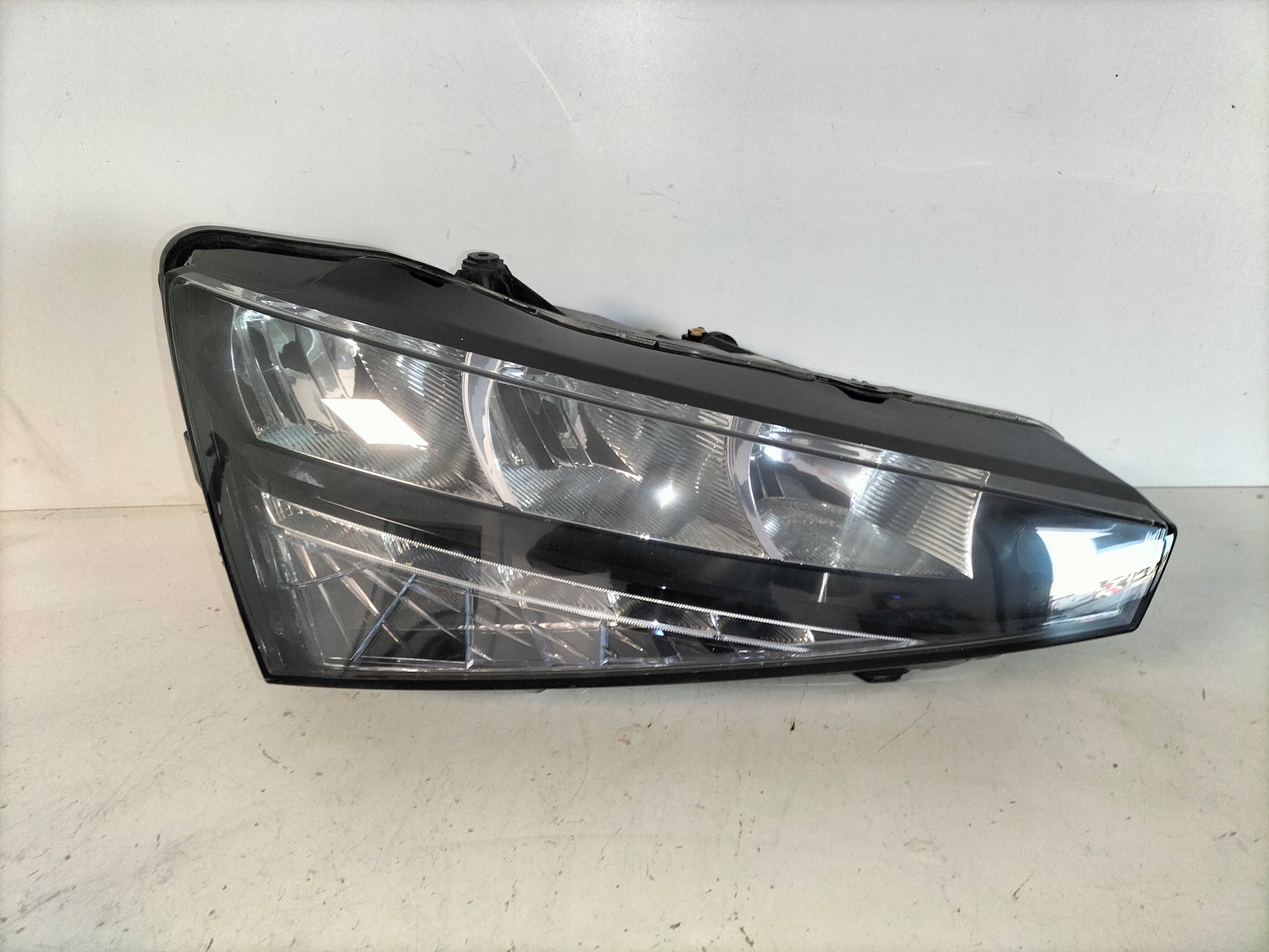 PRAVE PREDNE SVETLO SKODA SCALA 19-