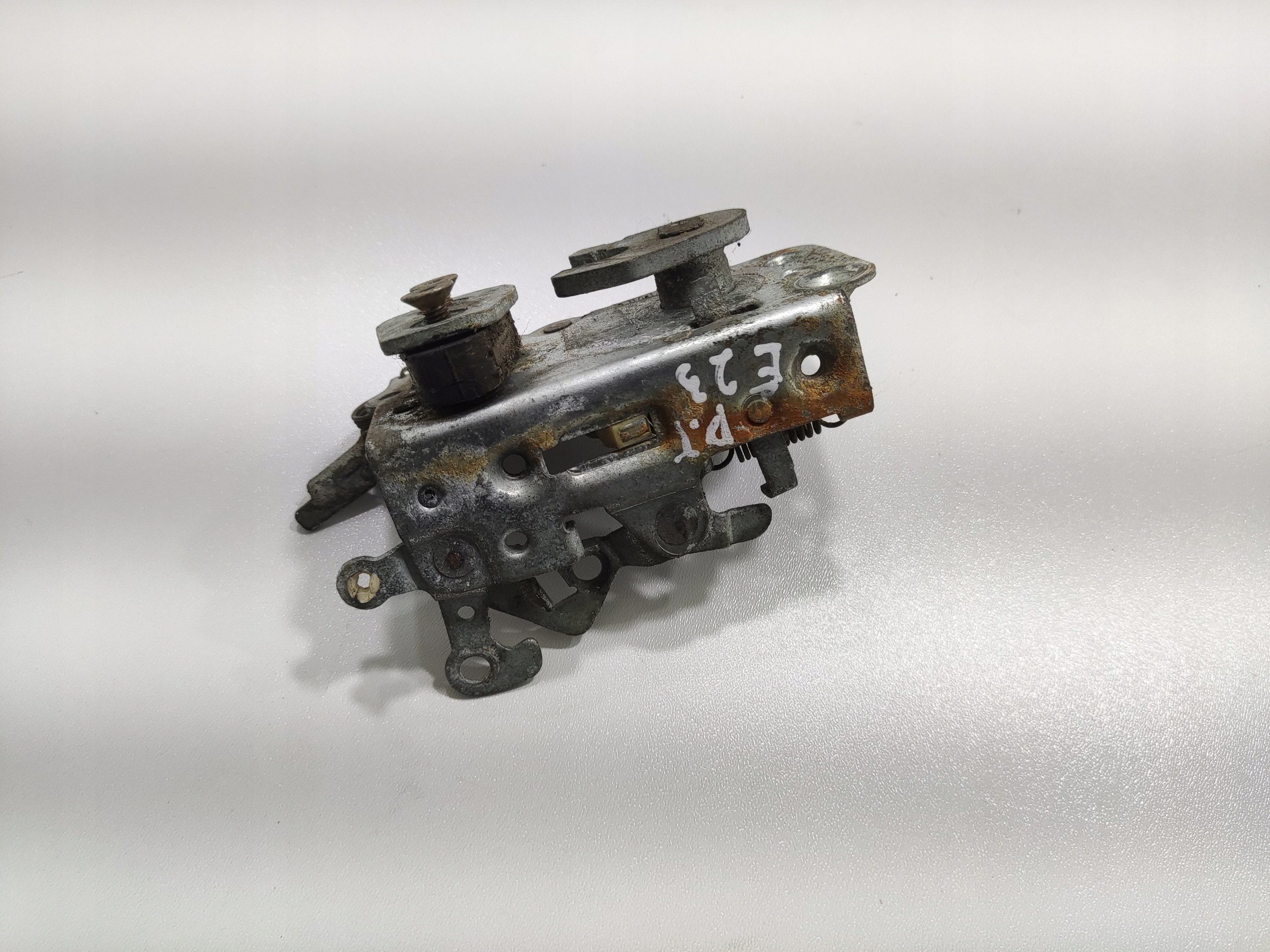 ZAMOK PRAVYCH ZADNYCH DVERI BMW 7 E23 1977-1986