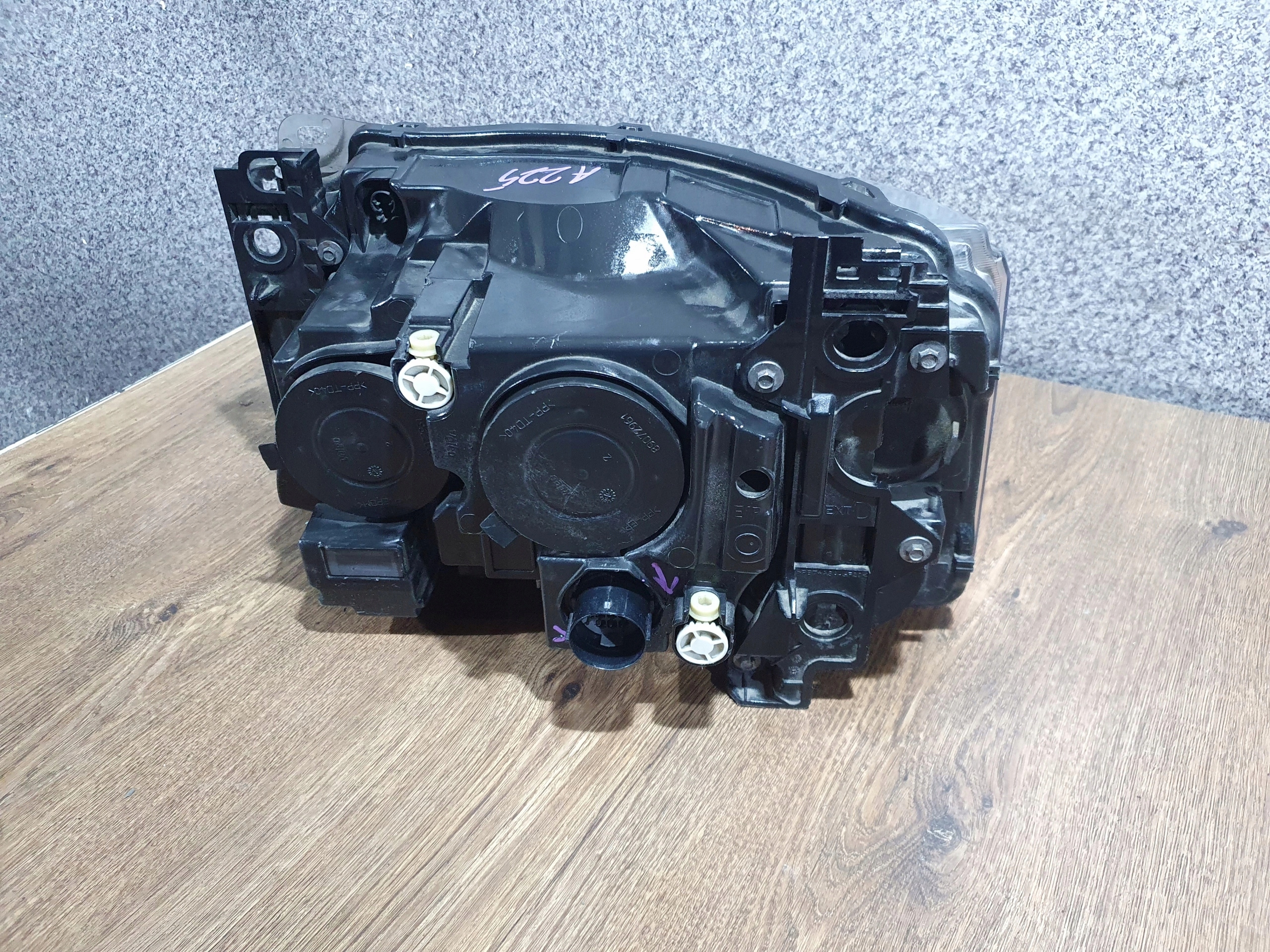 RANGE ROVER SPORT LIFT XENON PRAVÉ PREDNÉ SVETLO