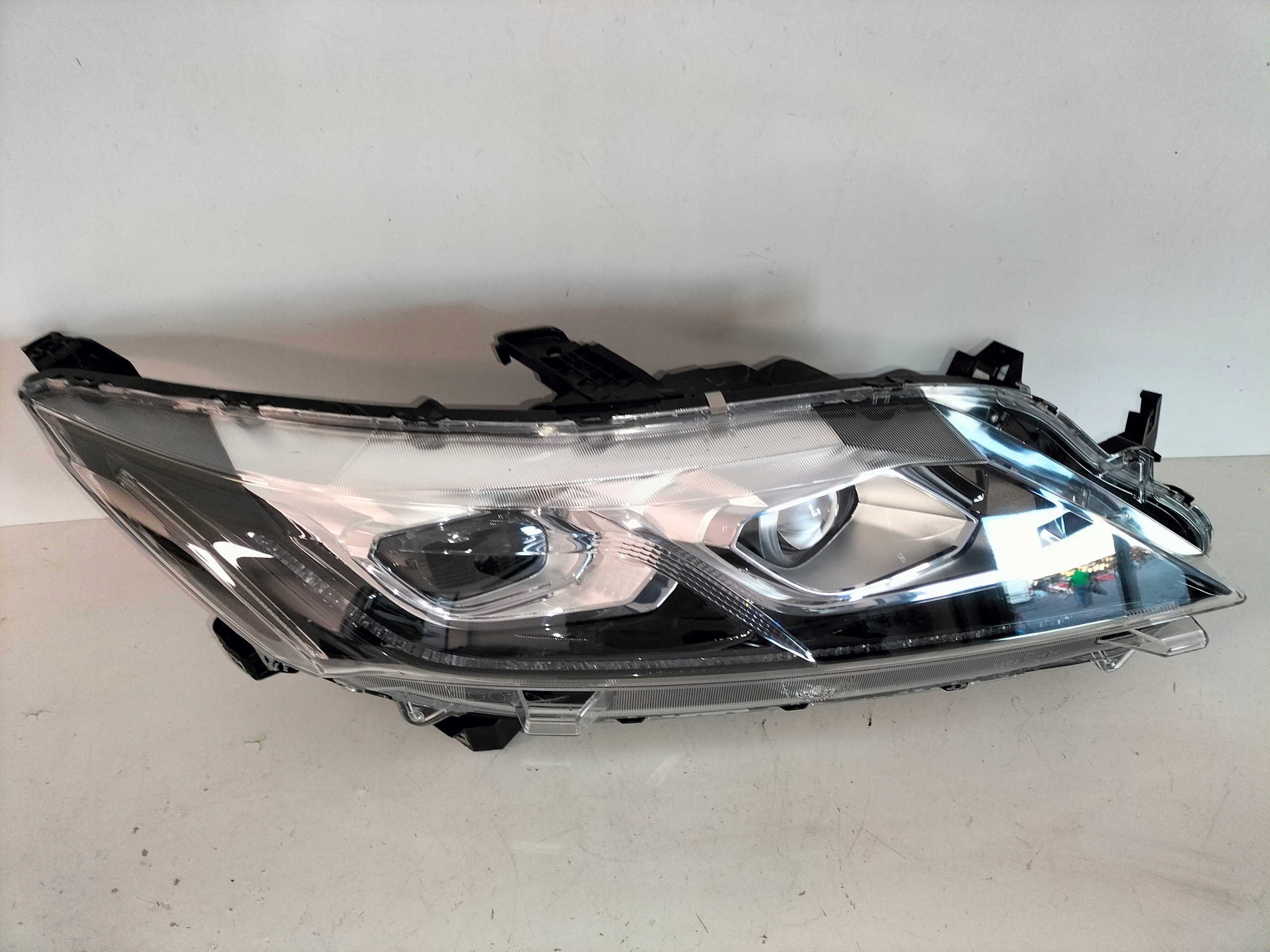 PRAVE PREDNE SVETLO MITSUBISHI ECLIPSE CROSS 17- FULL LED