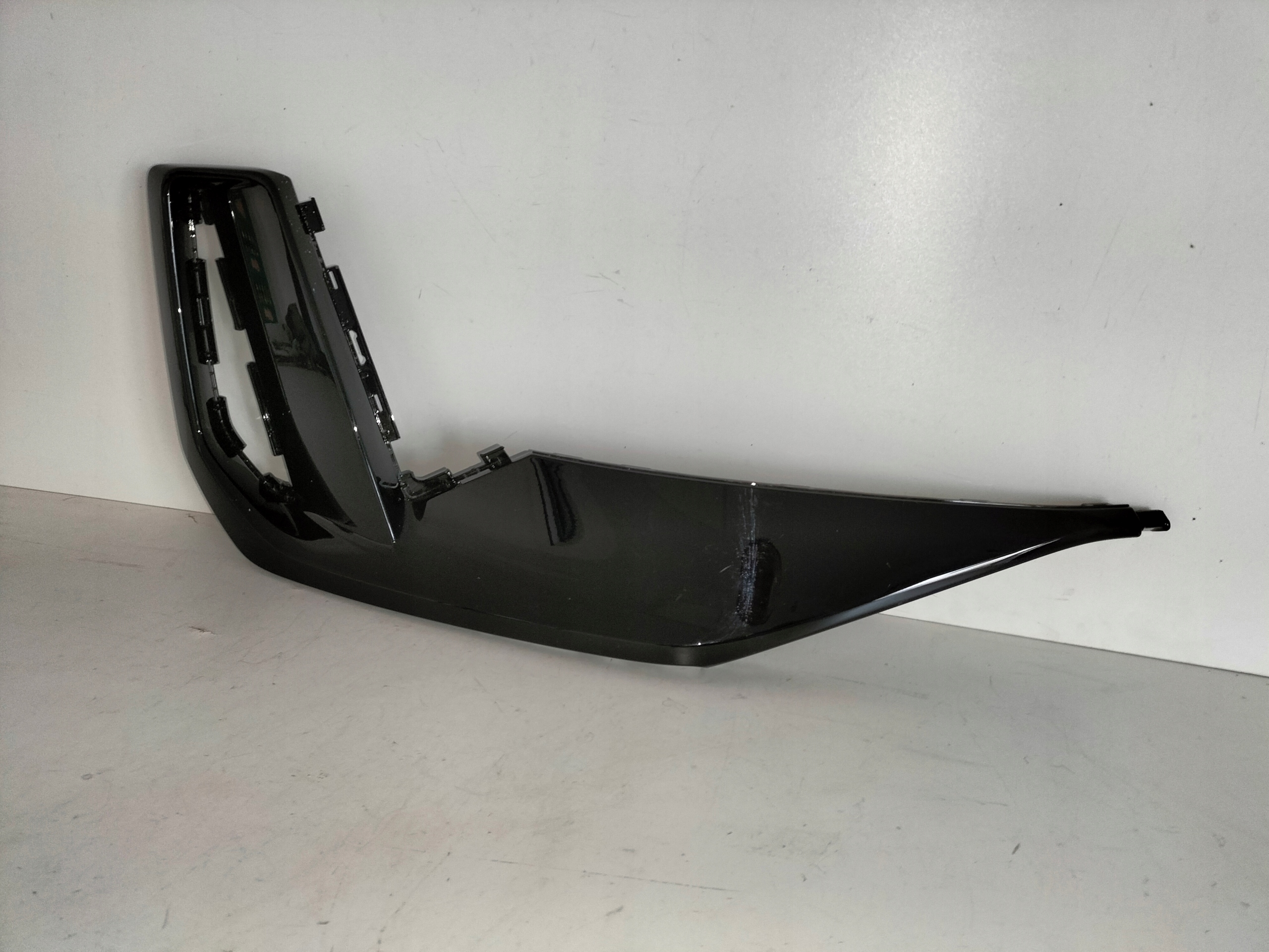 MRIEŽKA LIŠTA LISTA PREDNEHO NARAZNIKA SVETLOa AUDI Q6 85H E-TRON 24- S-LINE