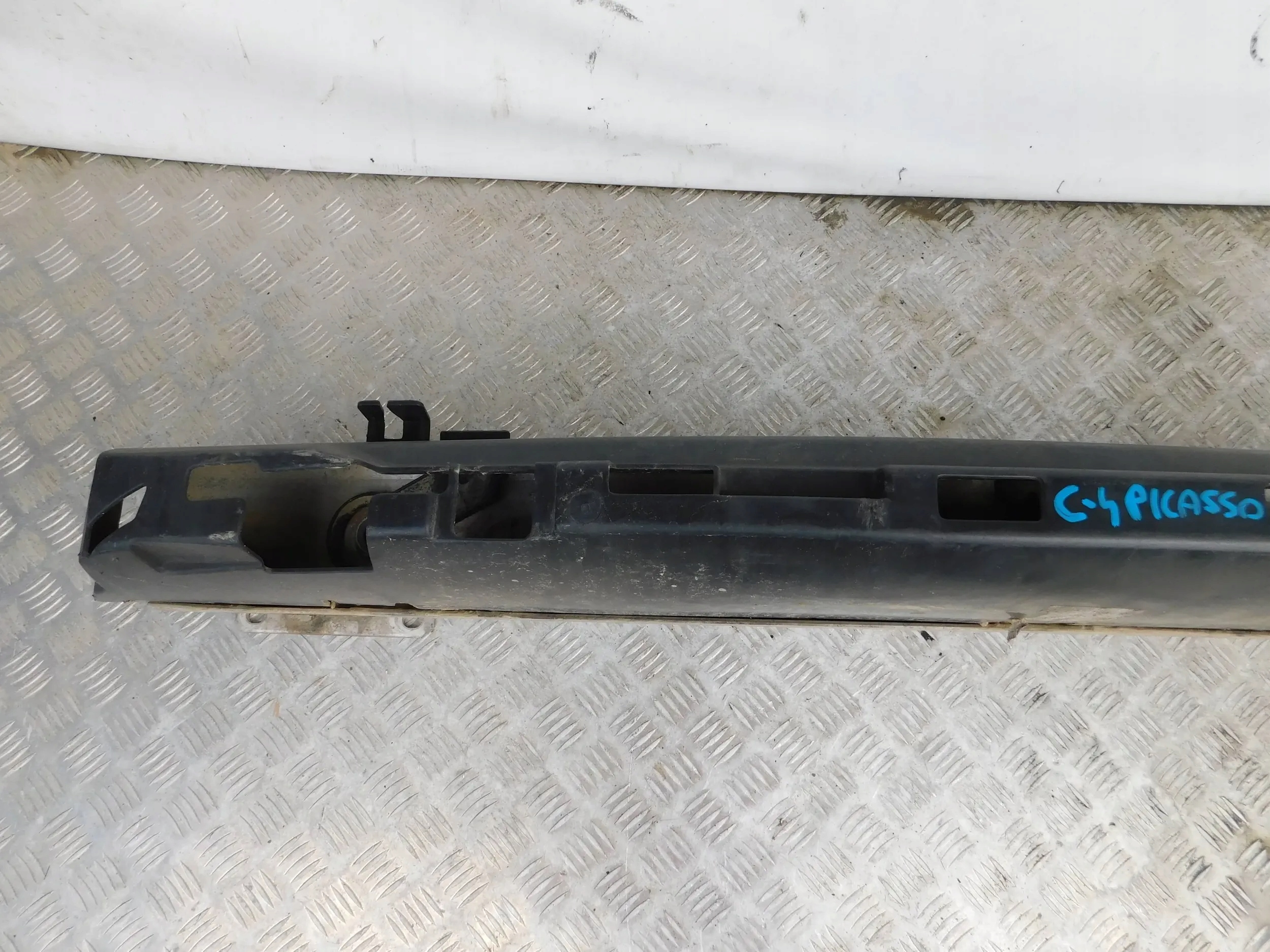 VYSTUHA PREDNEHO NARAZNIKA CITROEN C4 PICASSO