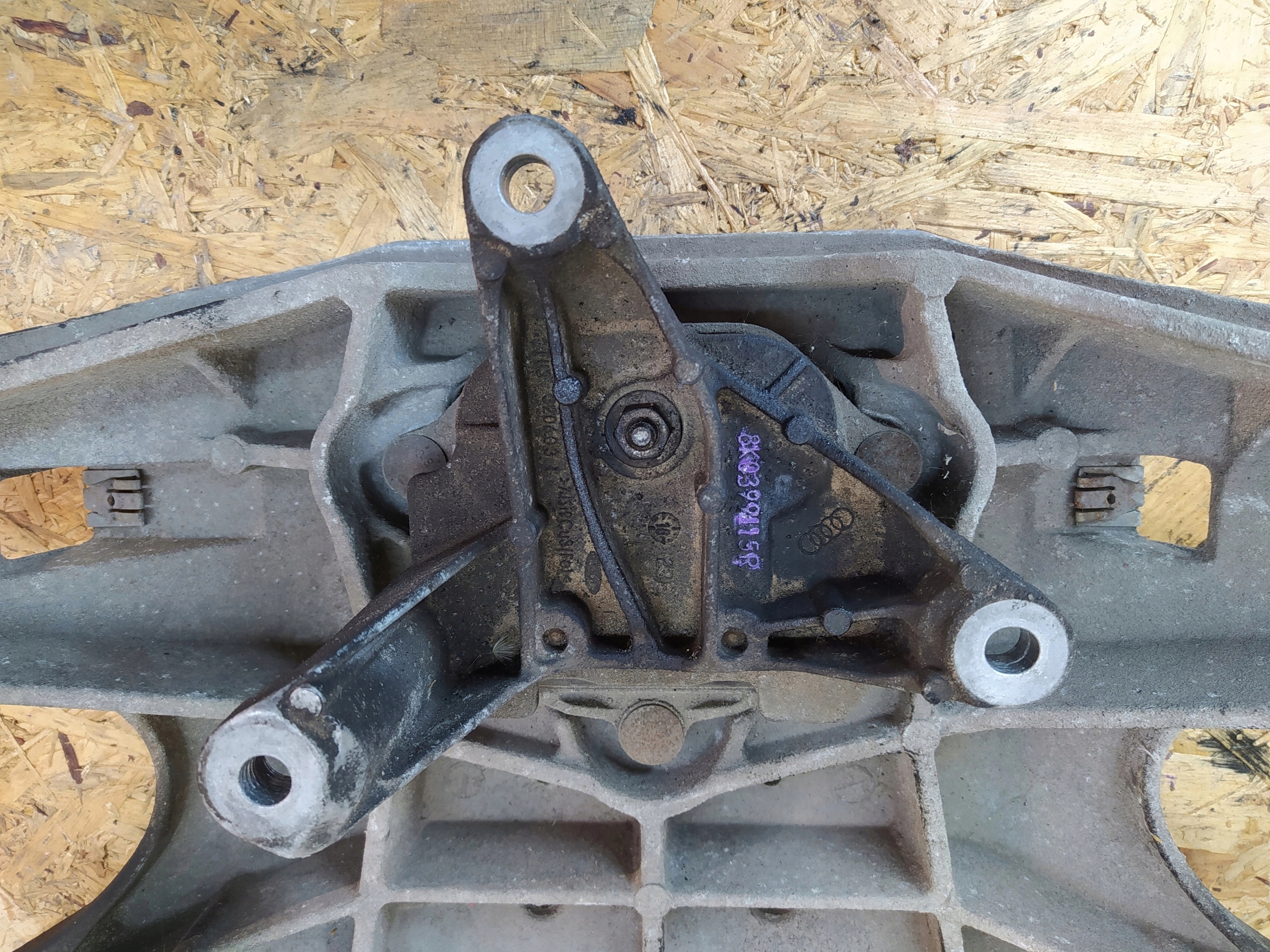 AUDI A4 B8 2.0 TDI DRZIAK PREVODOVKY 8K0399263AF