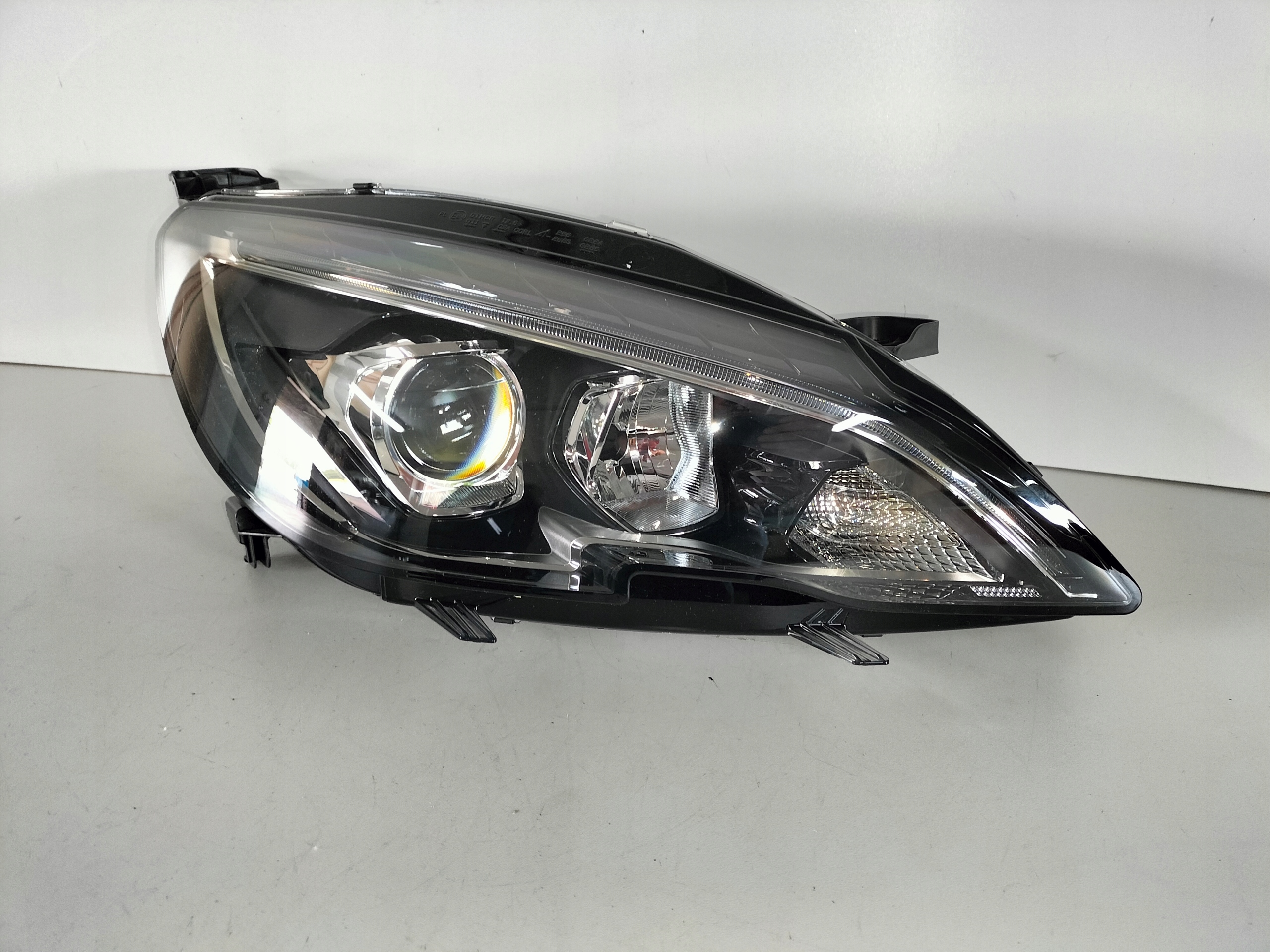 PRAVE PREDNE SVETLO PEUGEOT 308 II T9 LIFT 17-21