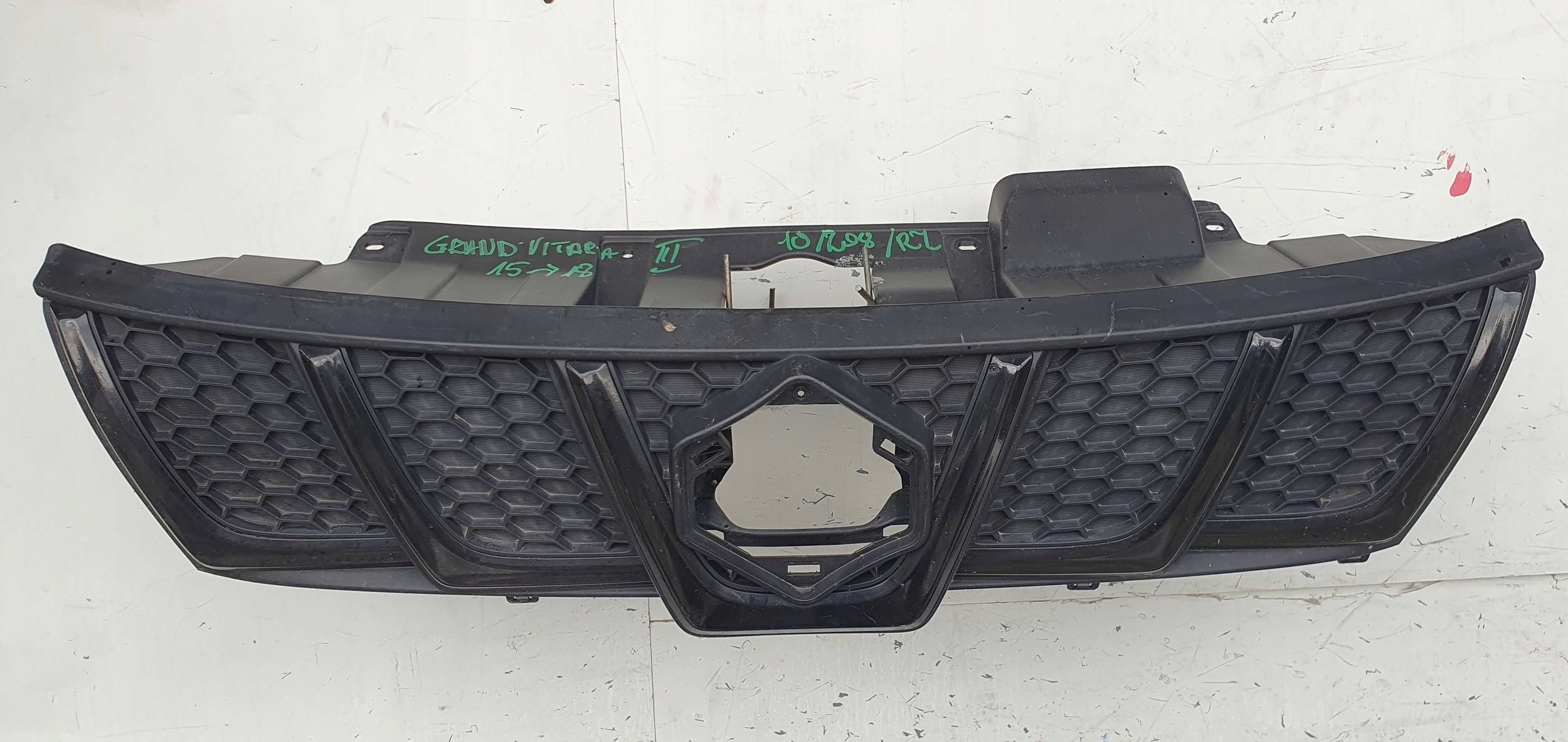 Suzuki Vitara LY 3 III 72111-60R0 MRIEŽKA LIŠTA CHLADIČA LIŠTA MRIEŽKA