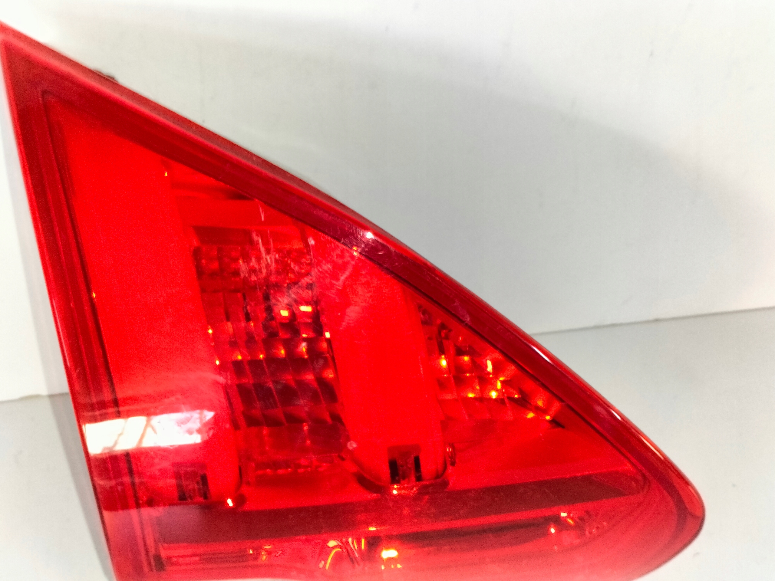 LAVE ZADNE SVETLO PEUGEOT 2008 13-16 VNÚTORNÉ NA KAPOTE