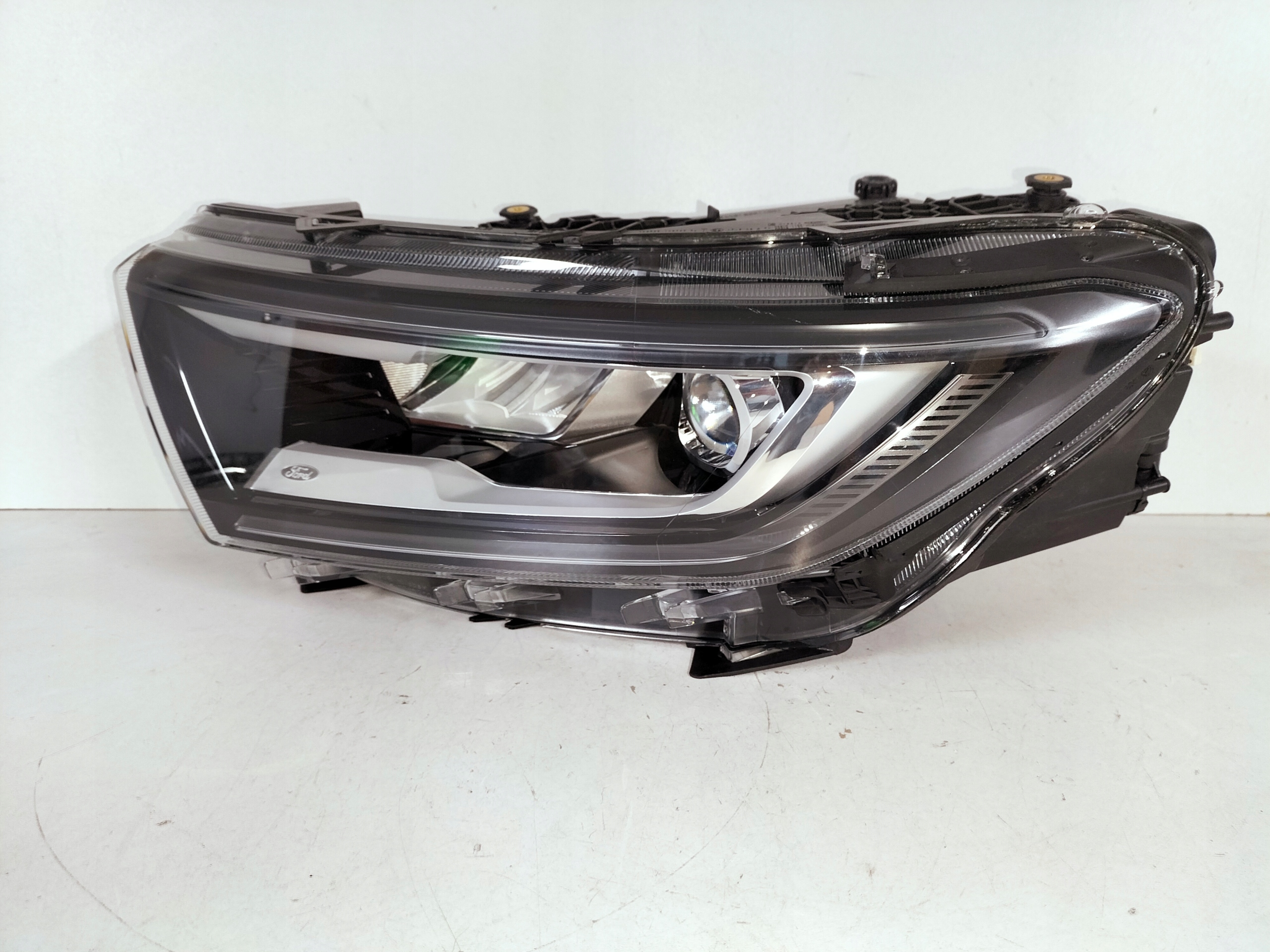 LAVE PREDNE SVETLO FORD TOURNEO CONNECT III 21-
