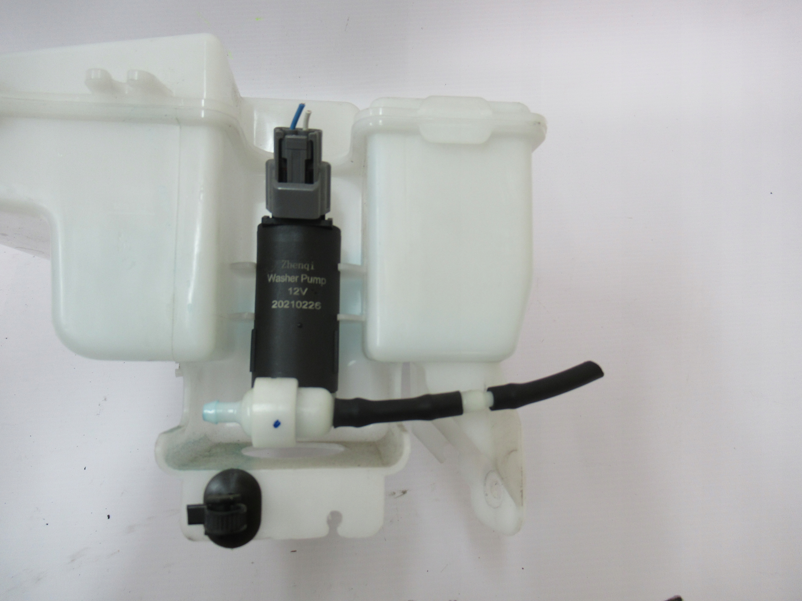 NÁDOBKA OSTREKOVAČOV DACIA SPRING