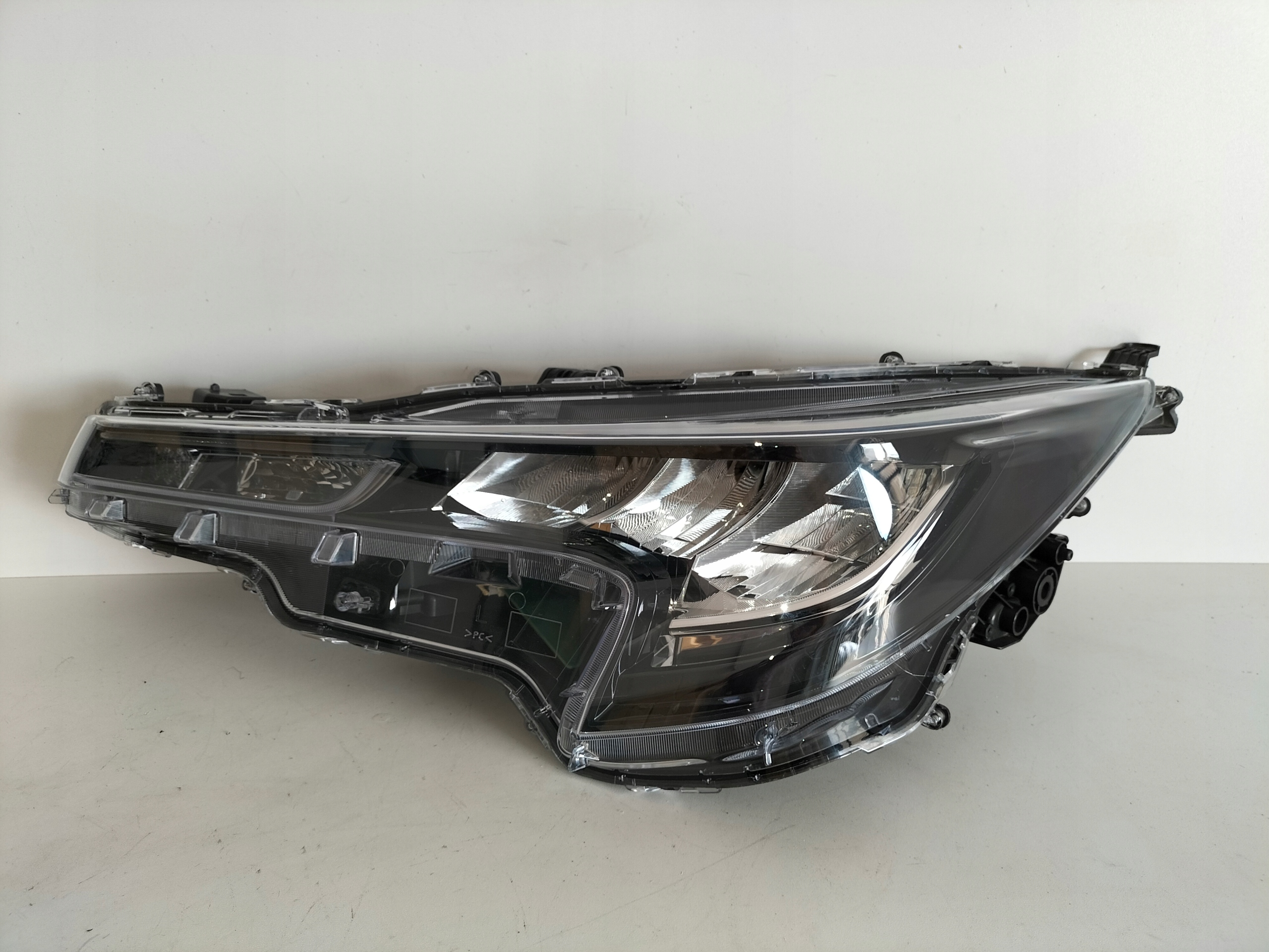 LAVE PREDNE SVETLO TOYOTA COROLLA E21 18-22 HB/KOMBI FULL LED