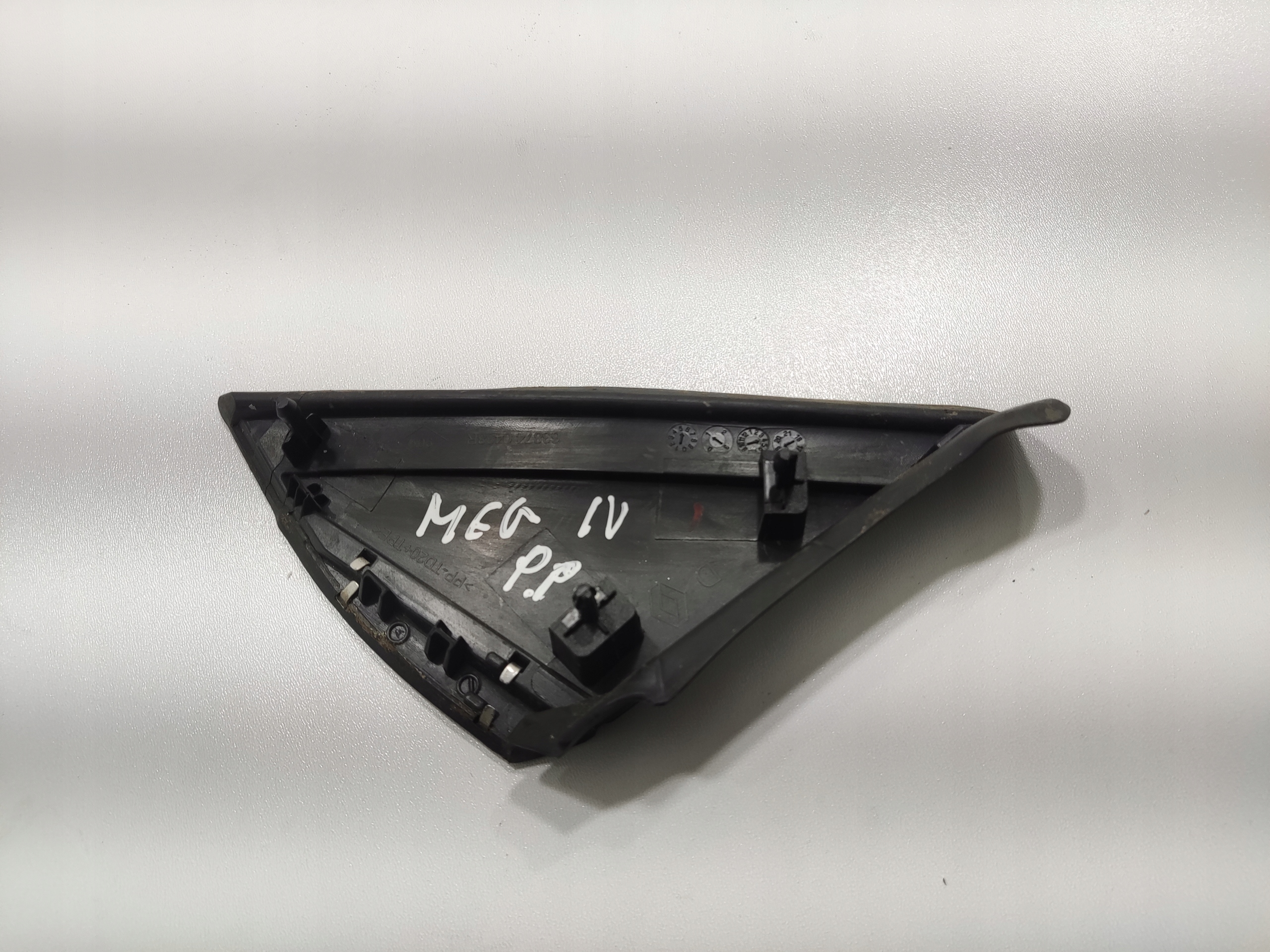 ZÁSLEPKA PRAVA TROJUHOLNÍK BLATNIKA RENAULT MEGANE IV 2016-2020 638740438R
