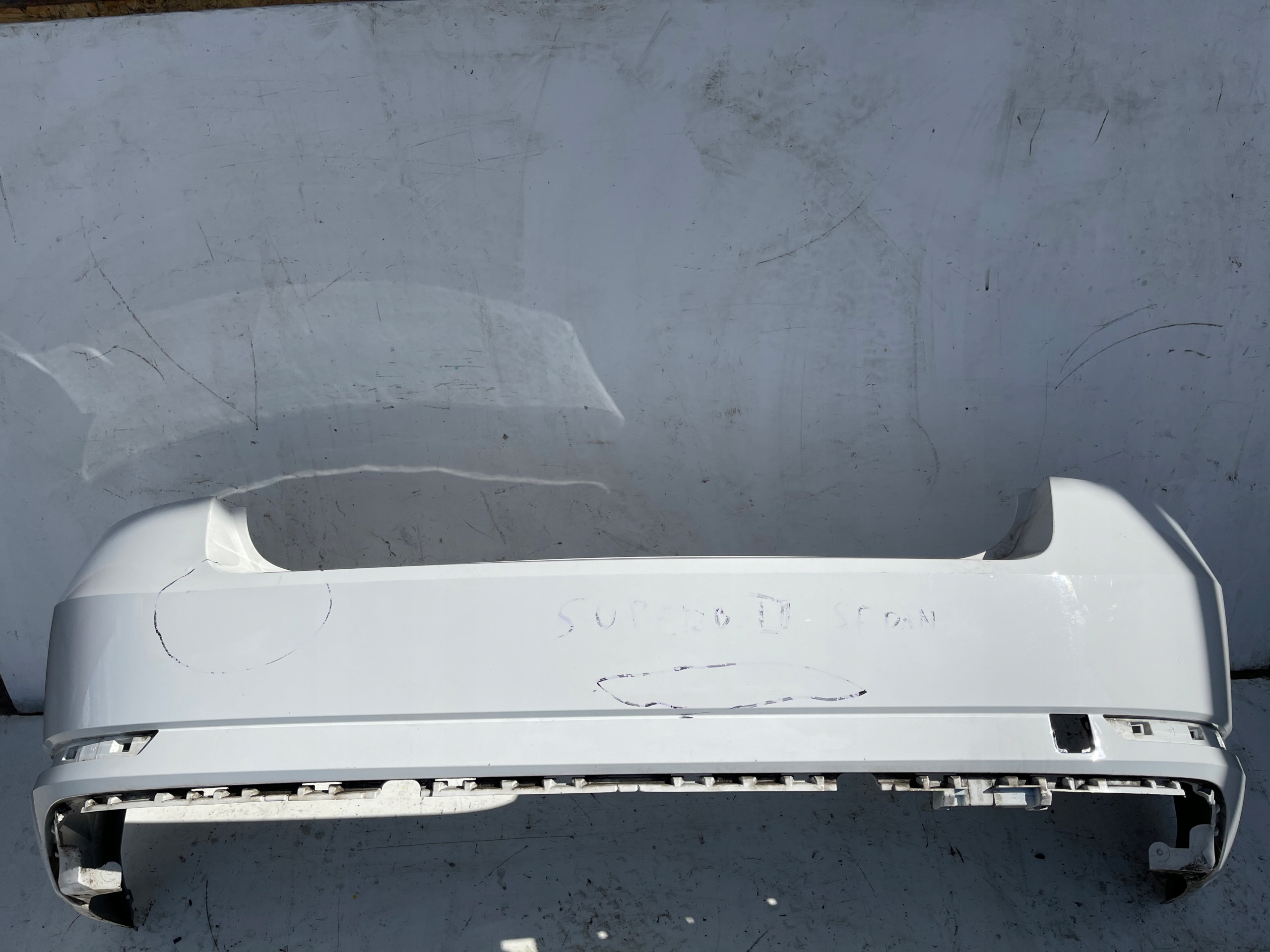 ZADNÝ NÁRAZNÍK SKODA SUPERB III SEDAN