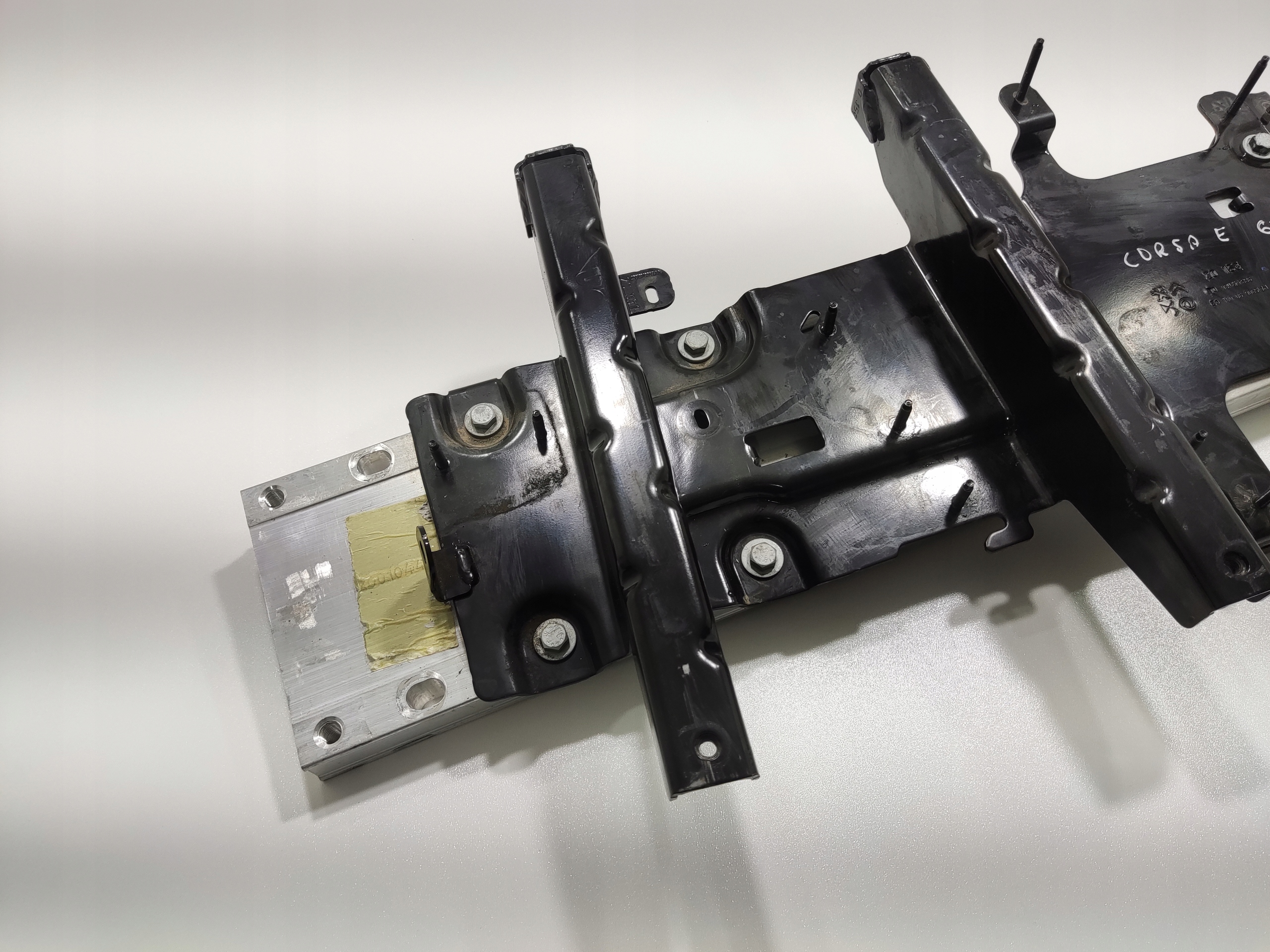 DRZIAK AUTOBATERIE OPEL E-CORSA F 9834471180 2019-2024