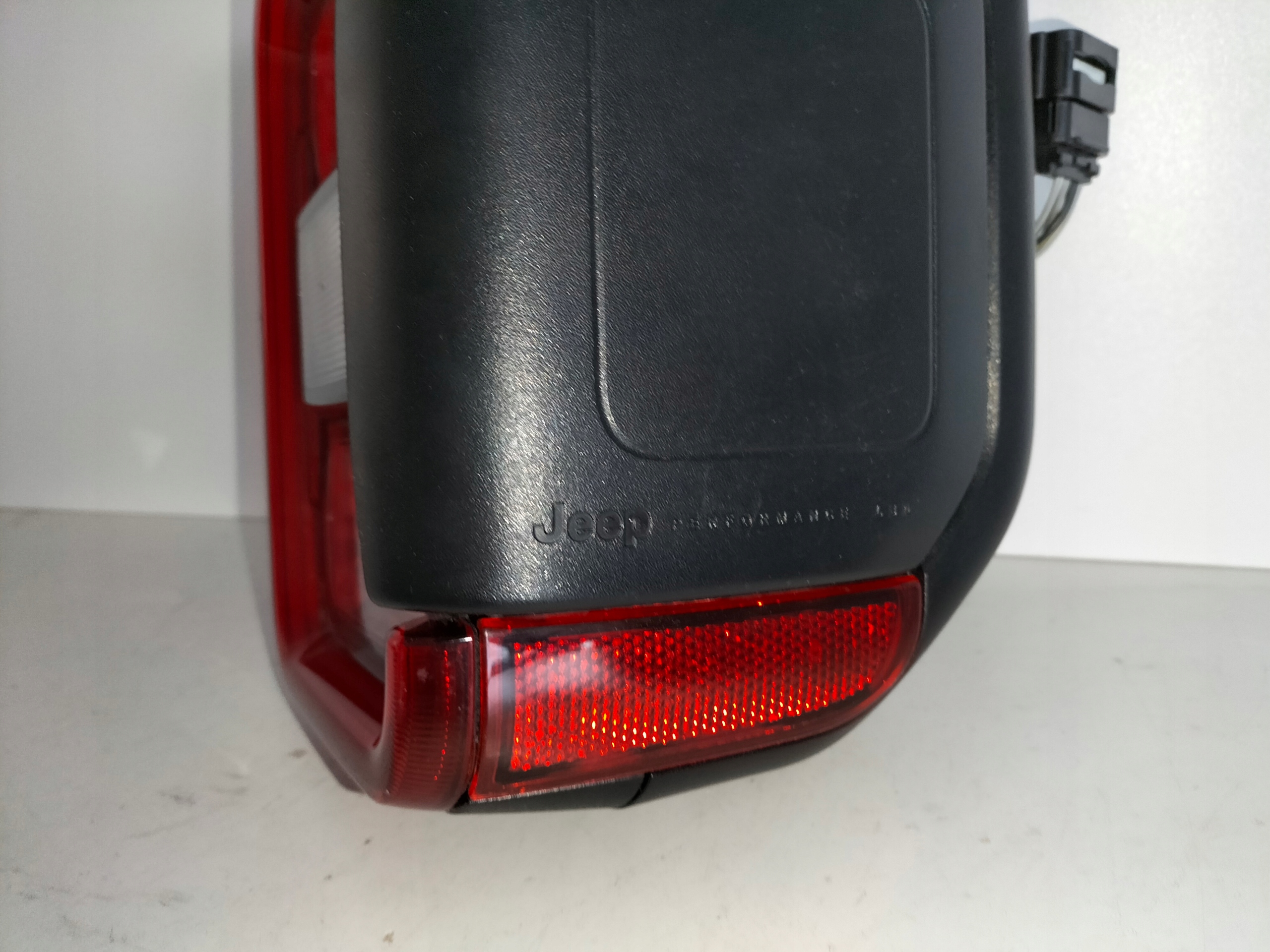PRAVE ZADNE SVETLO JEEP GLADIATOR JT 19- LED
