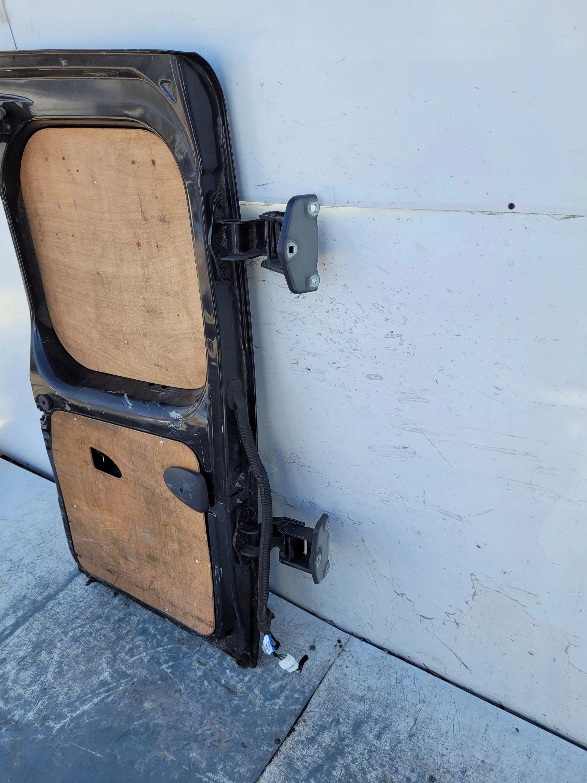 RENAULT TRAFIC III VIVARO LAVE ZADNE DVERE