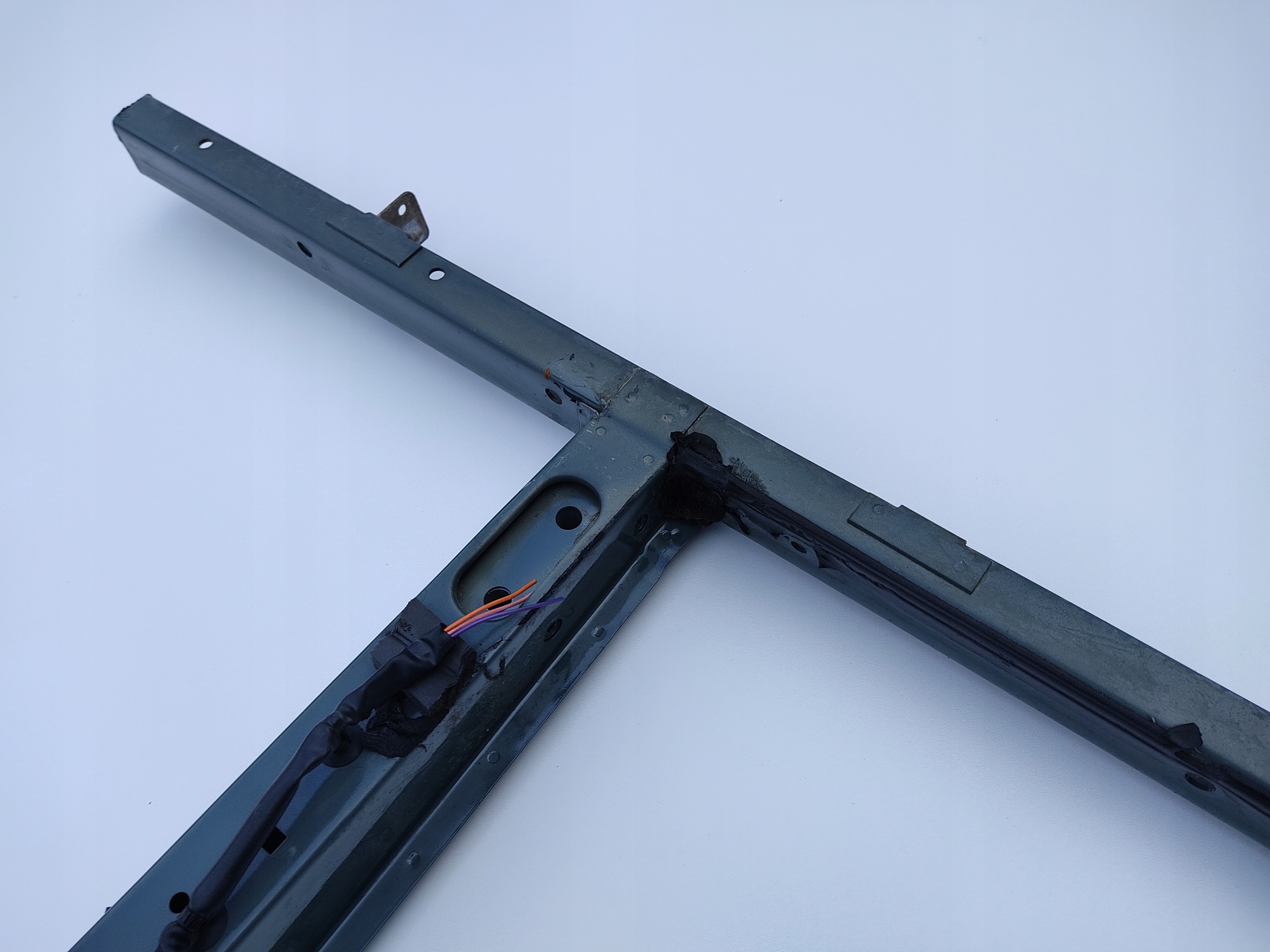 VÝSTUHA STĹPIK PRAVÝCH DVERÍ LAND ROVER DEFENDER 1999-2014