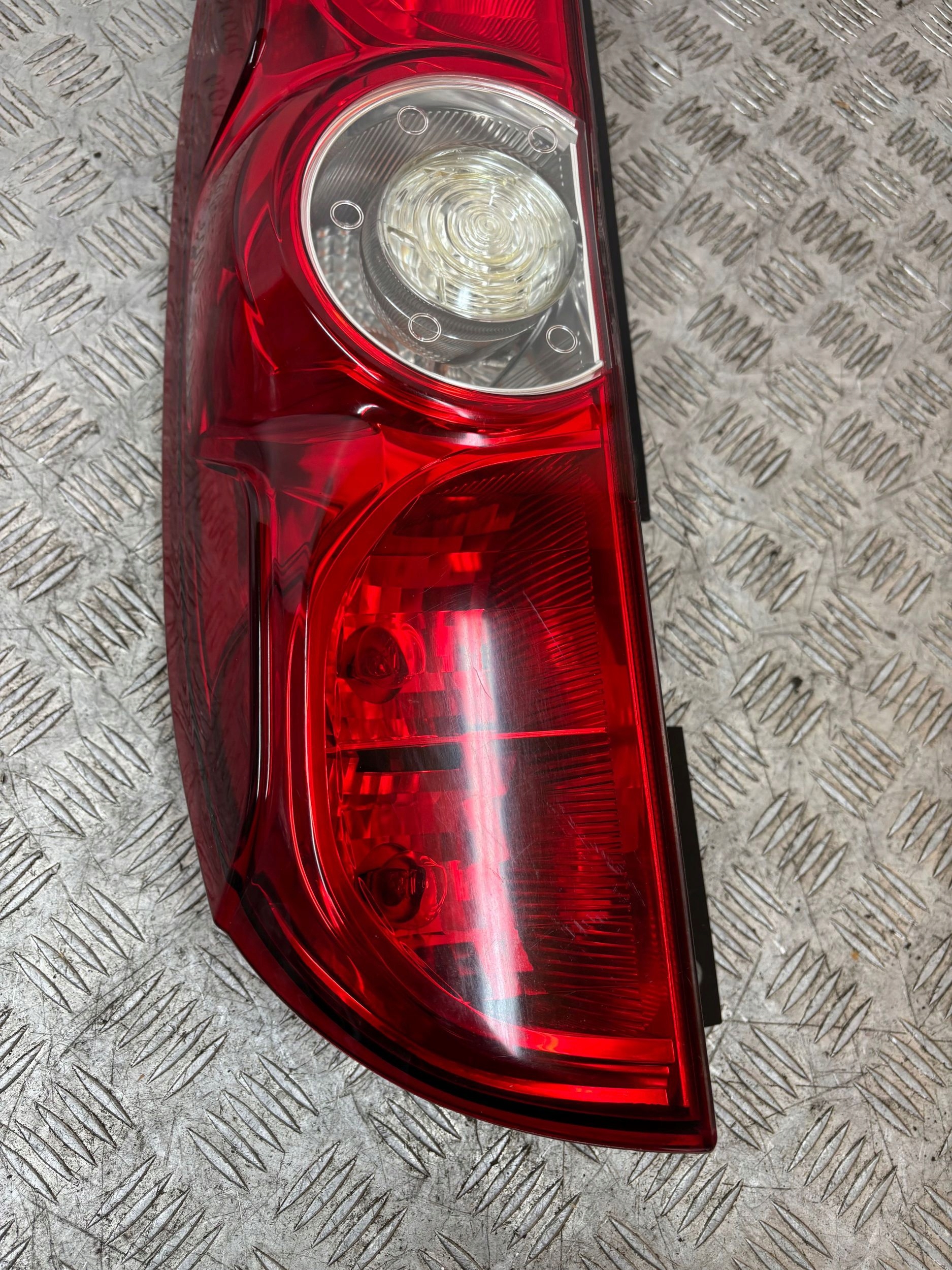 LAVE ZADNE SVETLO FIAT DOBLO 10-