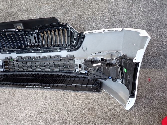 SKODA OCTAVIA IV PREDNÝ NÁRAZNÍK NASÁVANIA VZDUCHU