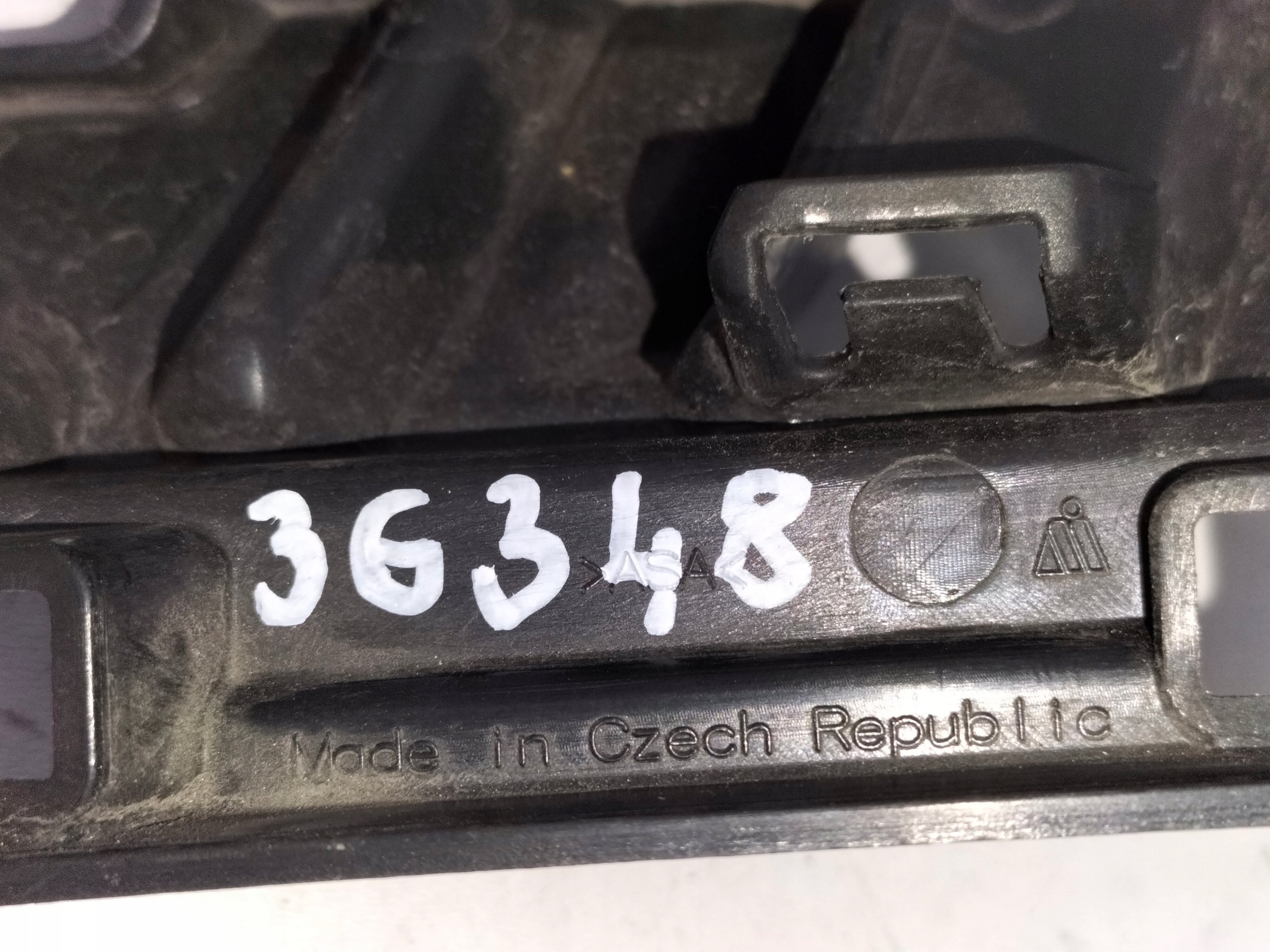 PRAVÝ DRŽIAK MASKY SKODA OCTAVIA III LIFT 17-