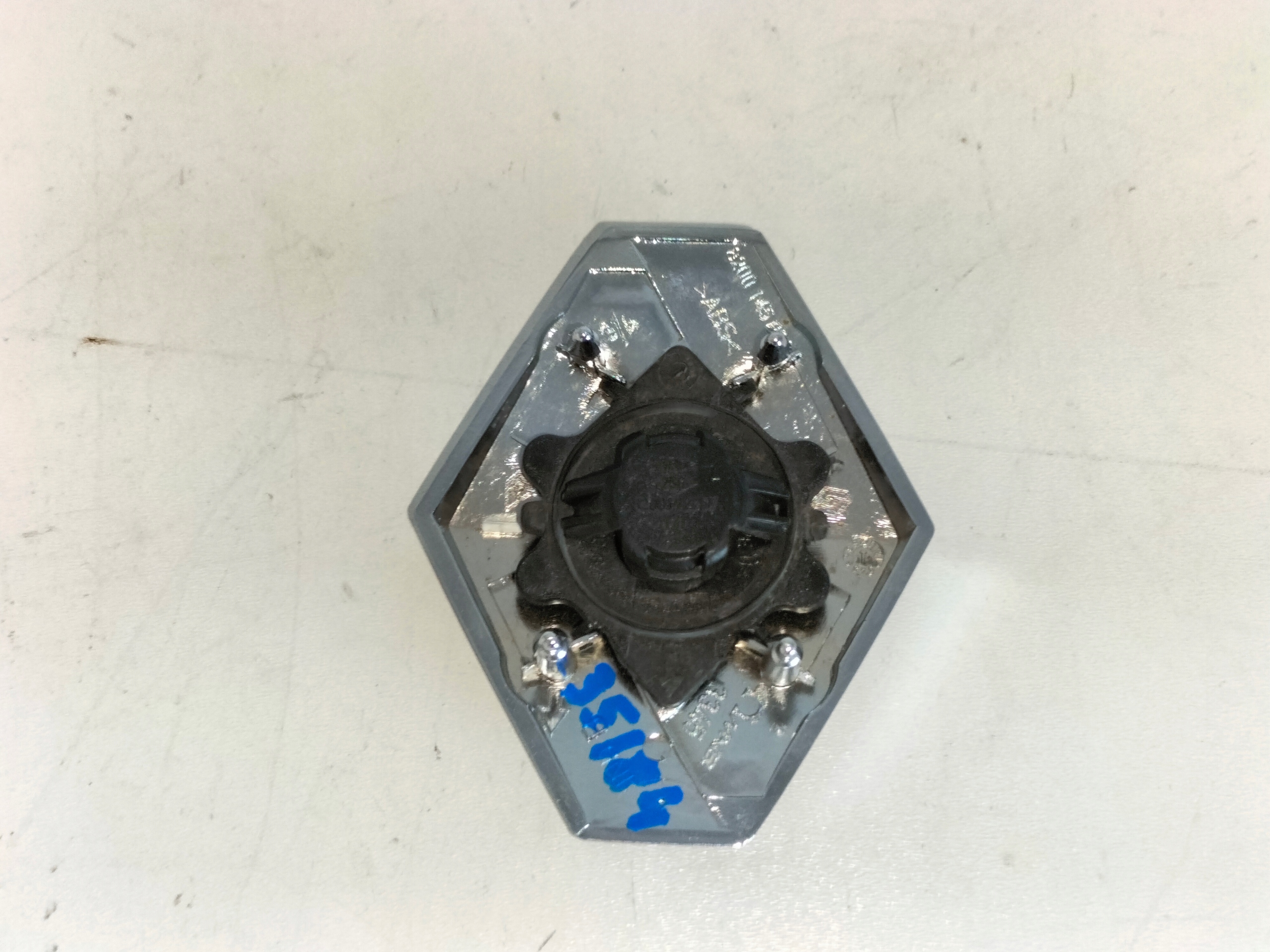 ZNAK EMBLEM ZNAK ZADNEJ KAPOTY RENAULT SCENIC II 03-