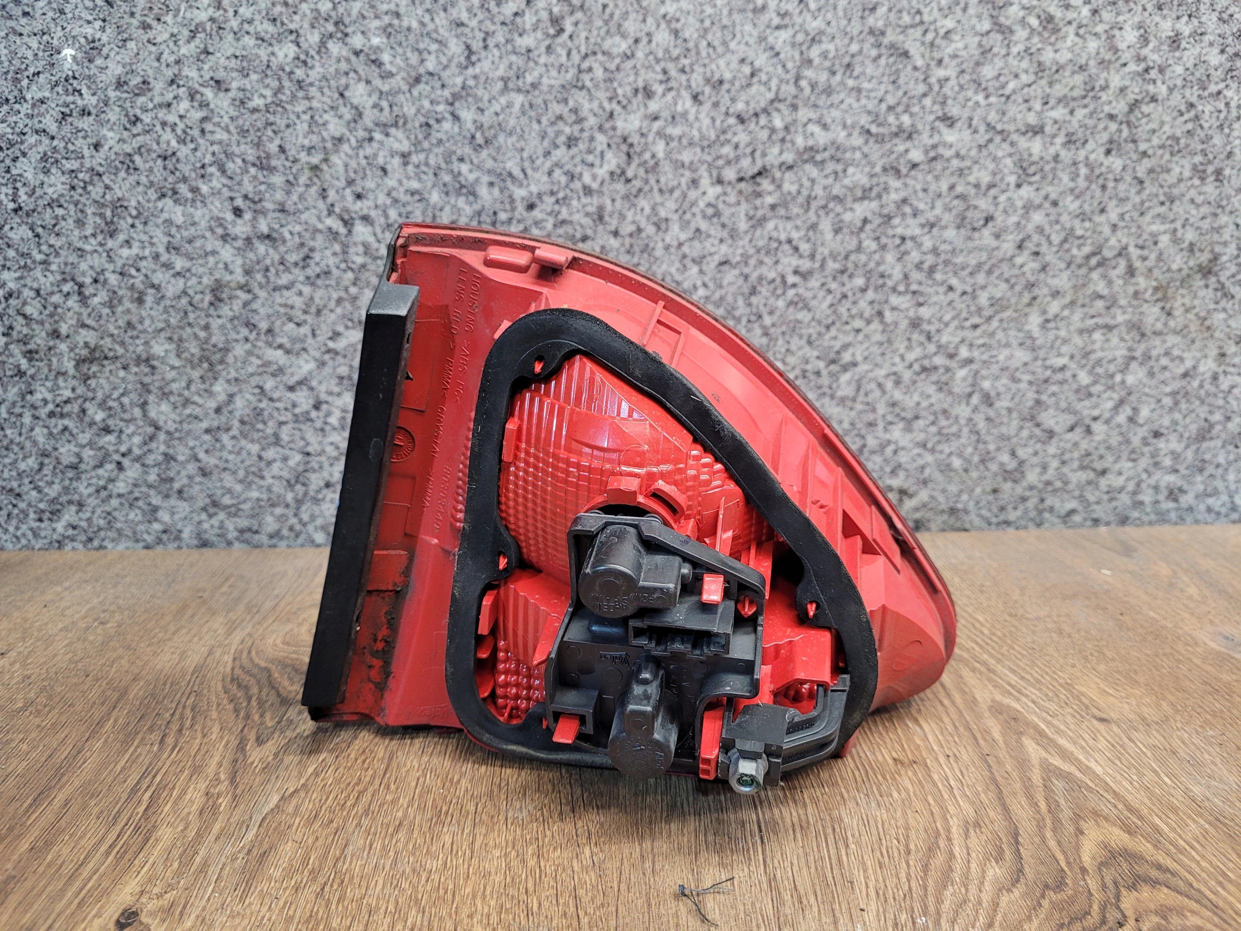 SEAT EXEO SEDAN LAVE ZADNE SVETLO V KAPOTE 3R5945093C