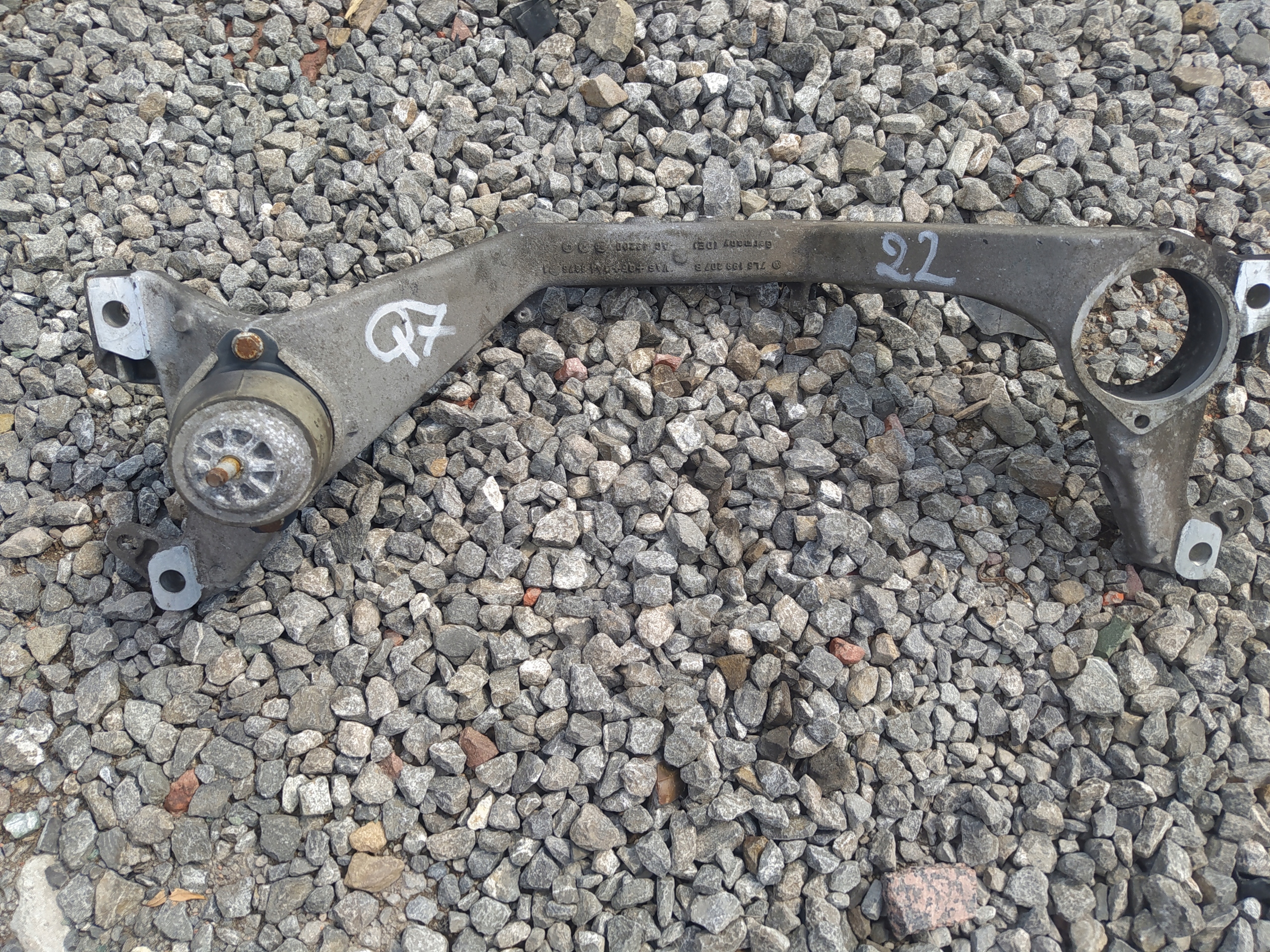 AUDI Q7 4L 7L6199207B DRZIAK MOTORA VÝSTUHA