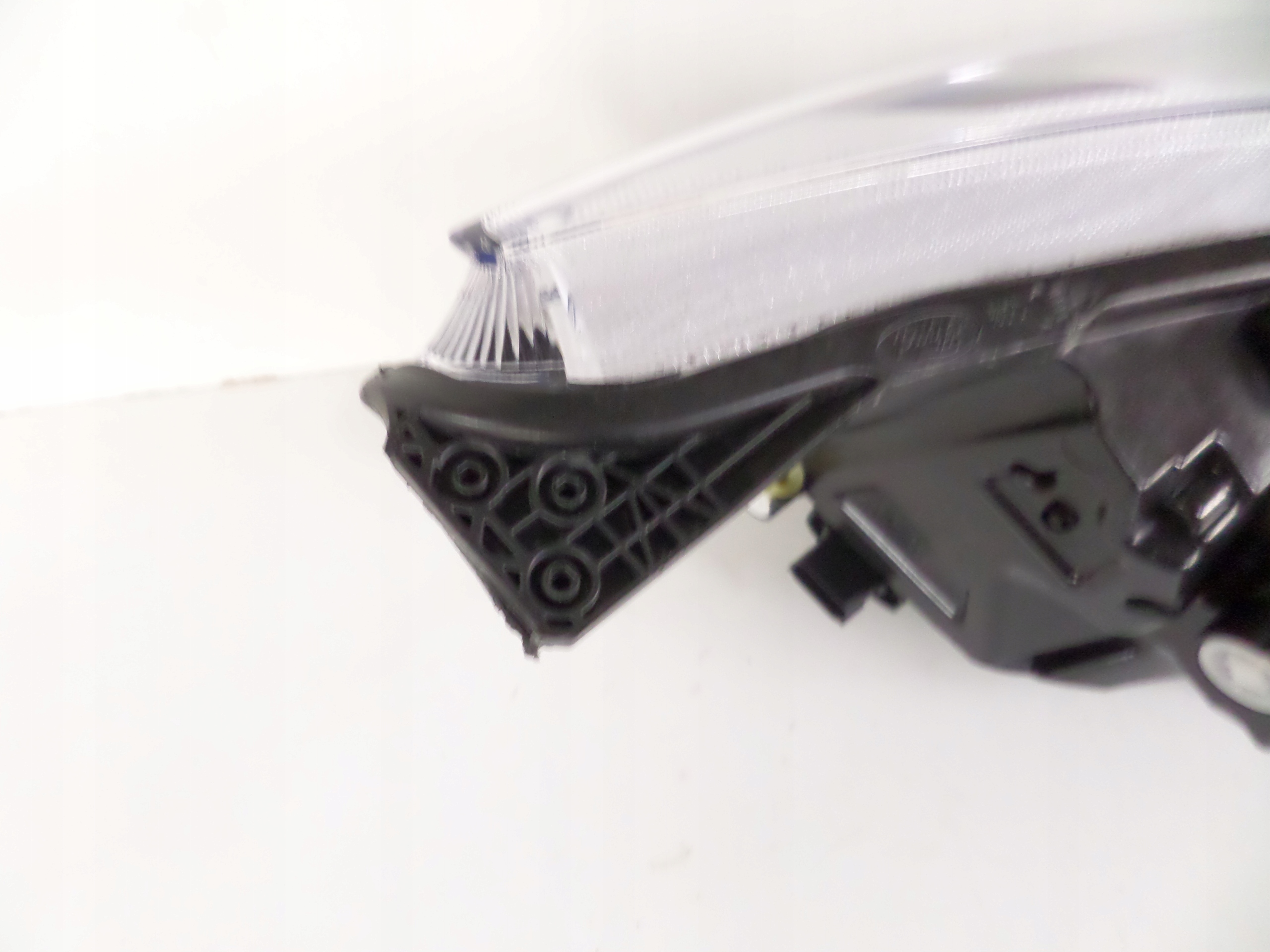 LAVE PREDNE SVETLO FORD FOCUS MK4 18-