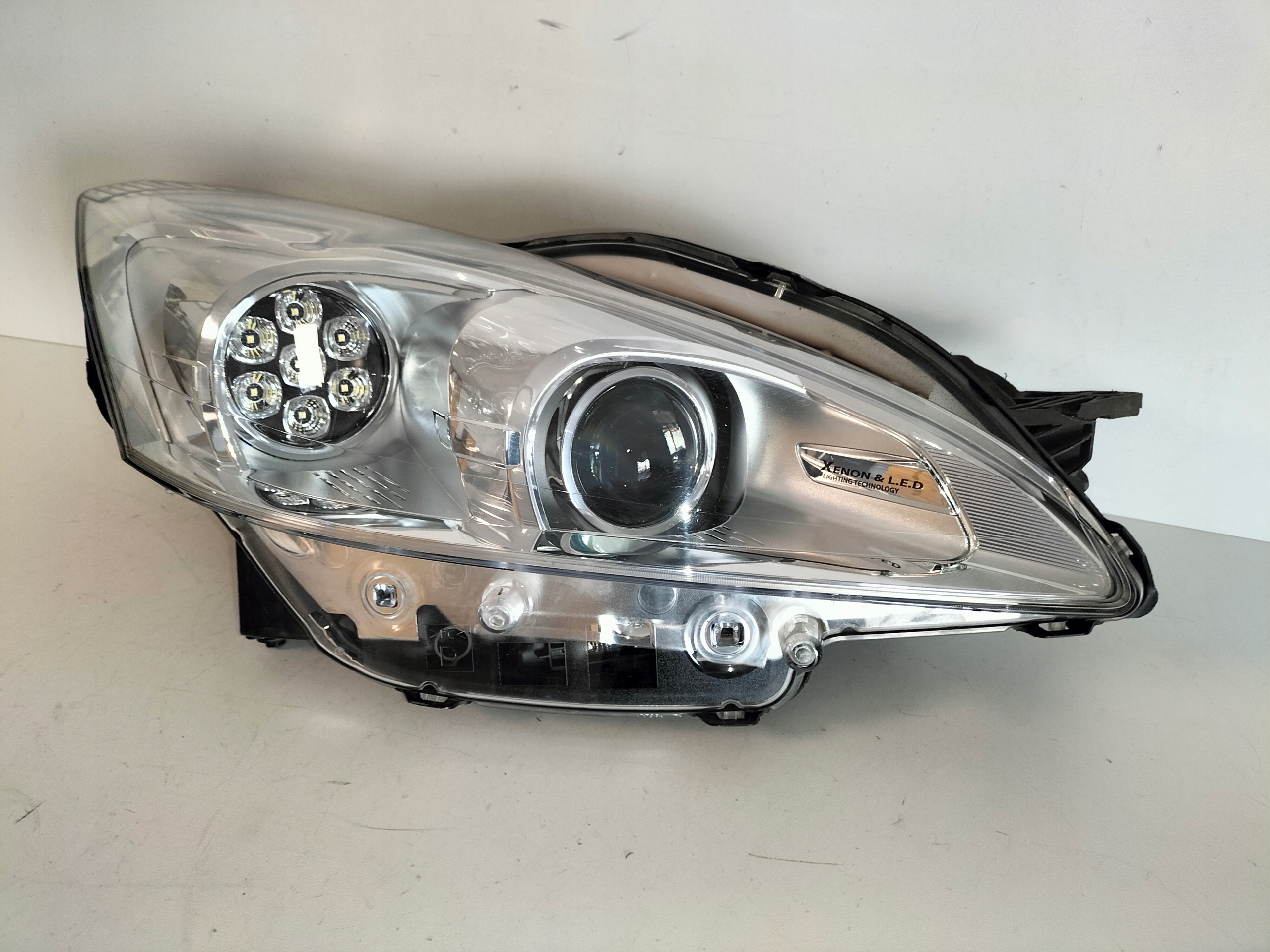 PRAVE PREDNE SVETLO PEUGEOT 508 I 10-14 XENON