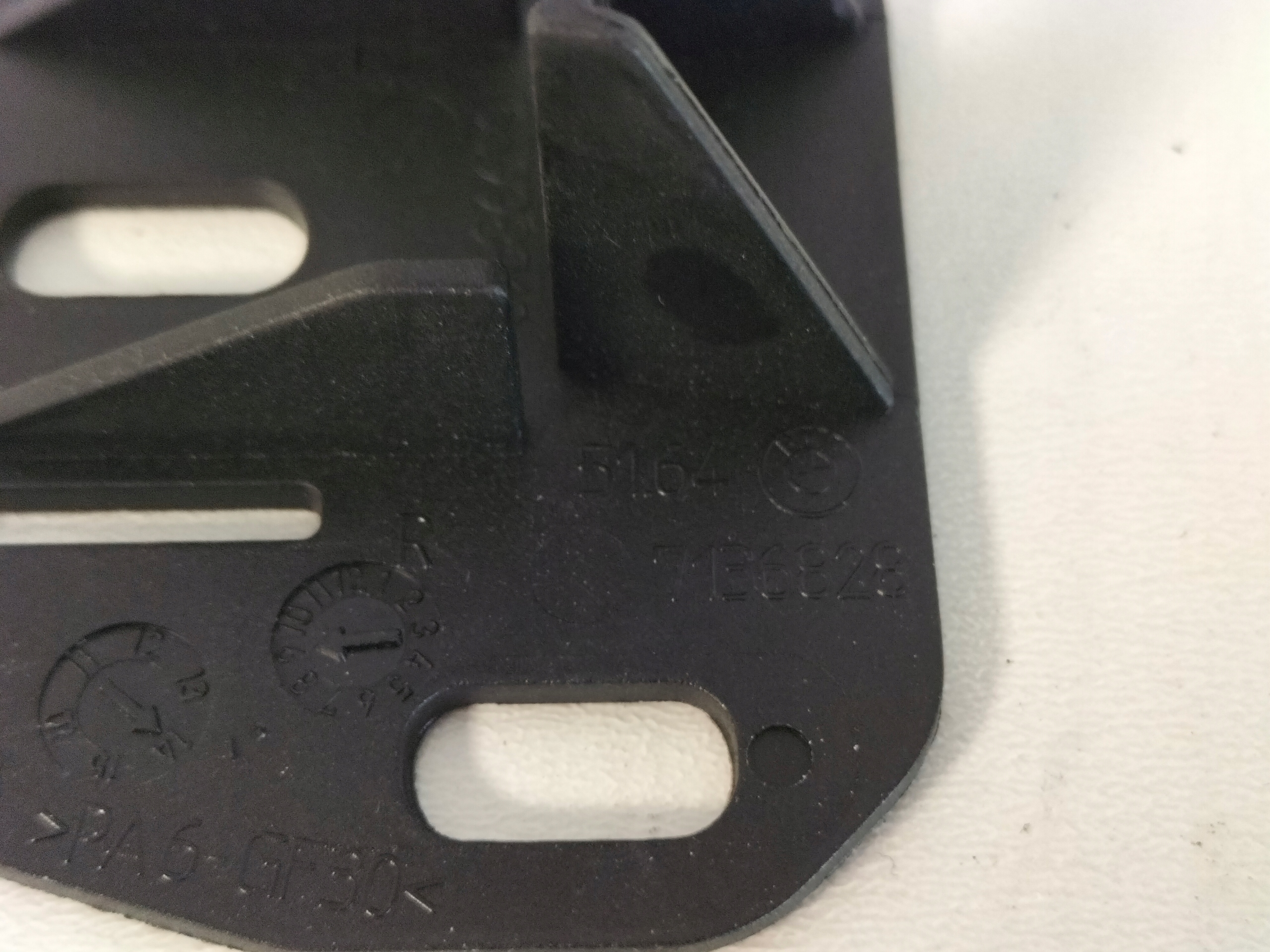 DRZIAK DRŽIAK reflektora PREDNÝ PRAVÝ BMW 3 E90 E91 04-13