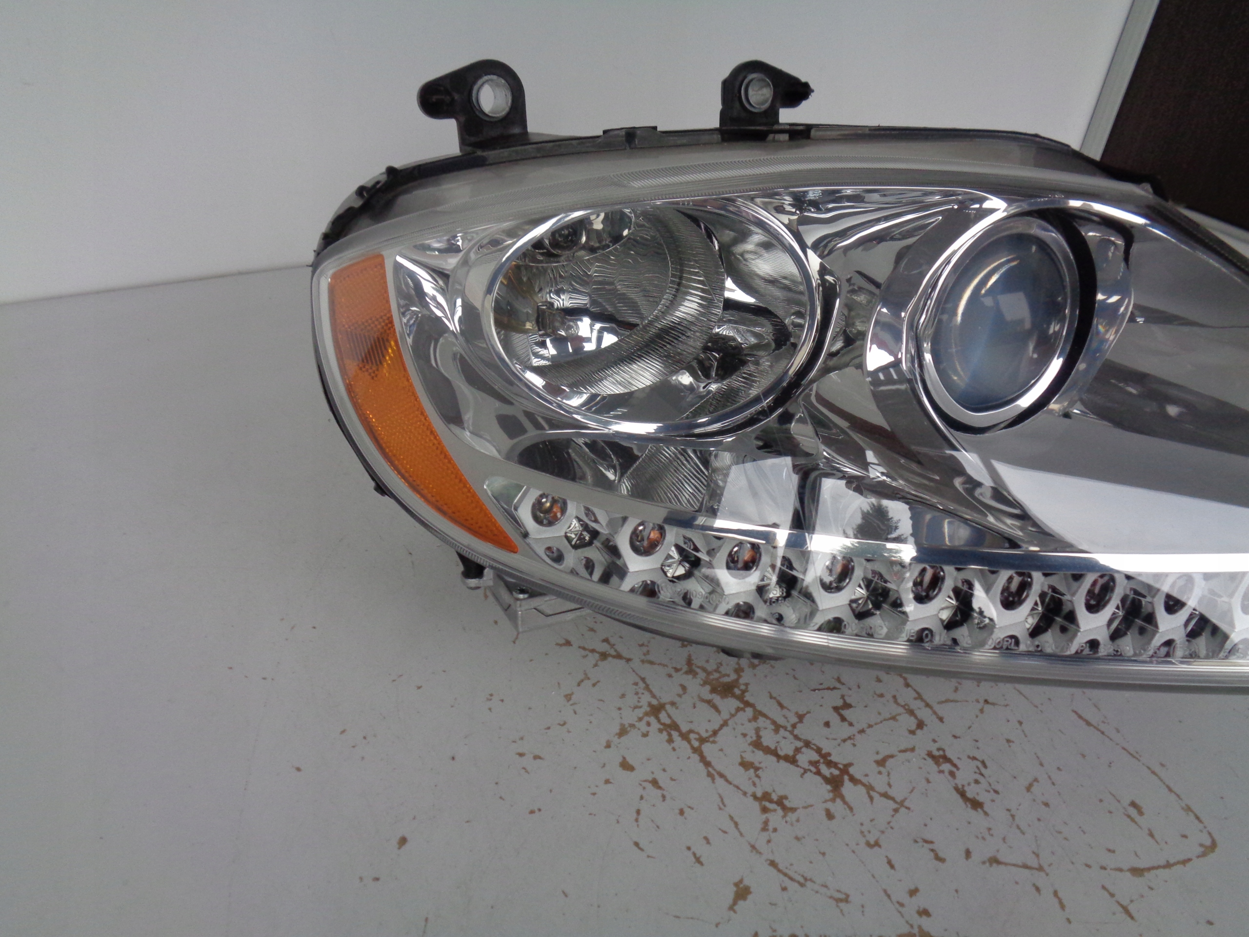 PRAVE PREDNE SVETLO MASERATI QUATTROPORTE V XENON LED