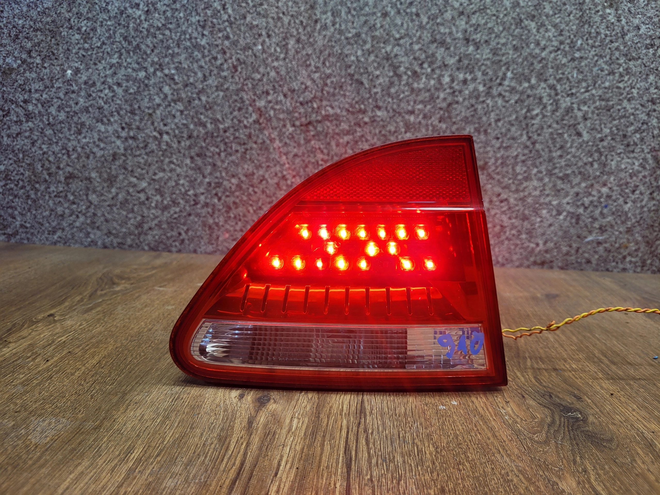 SEAT EXEO SEDAN LAVE ZADNE SVETLO V KAPOTE 3R5945093C