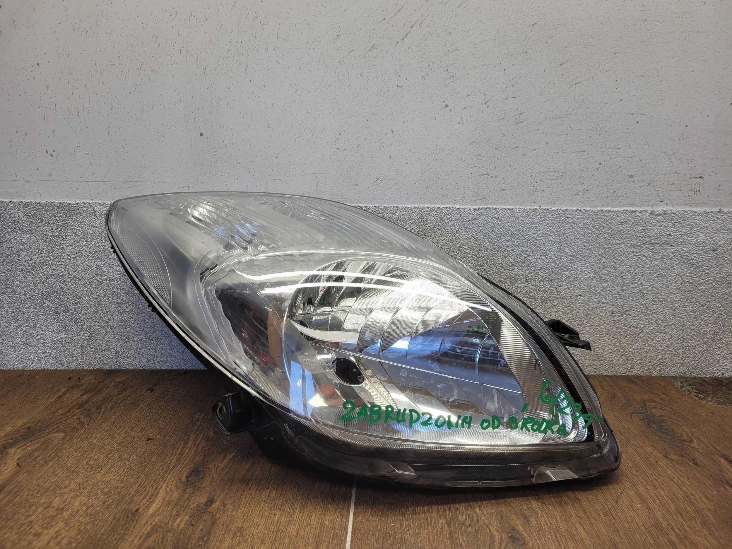 Toyota Yaris LIFT 81130-0D330 PRAVÉ PREDNÉ SVETLO