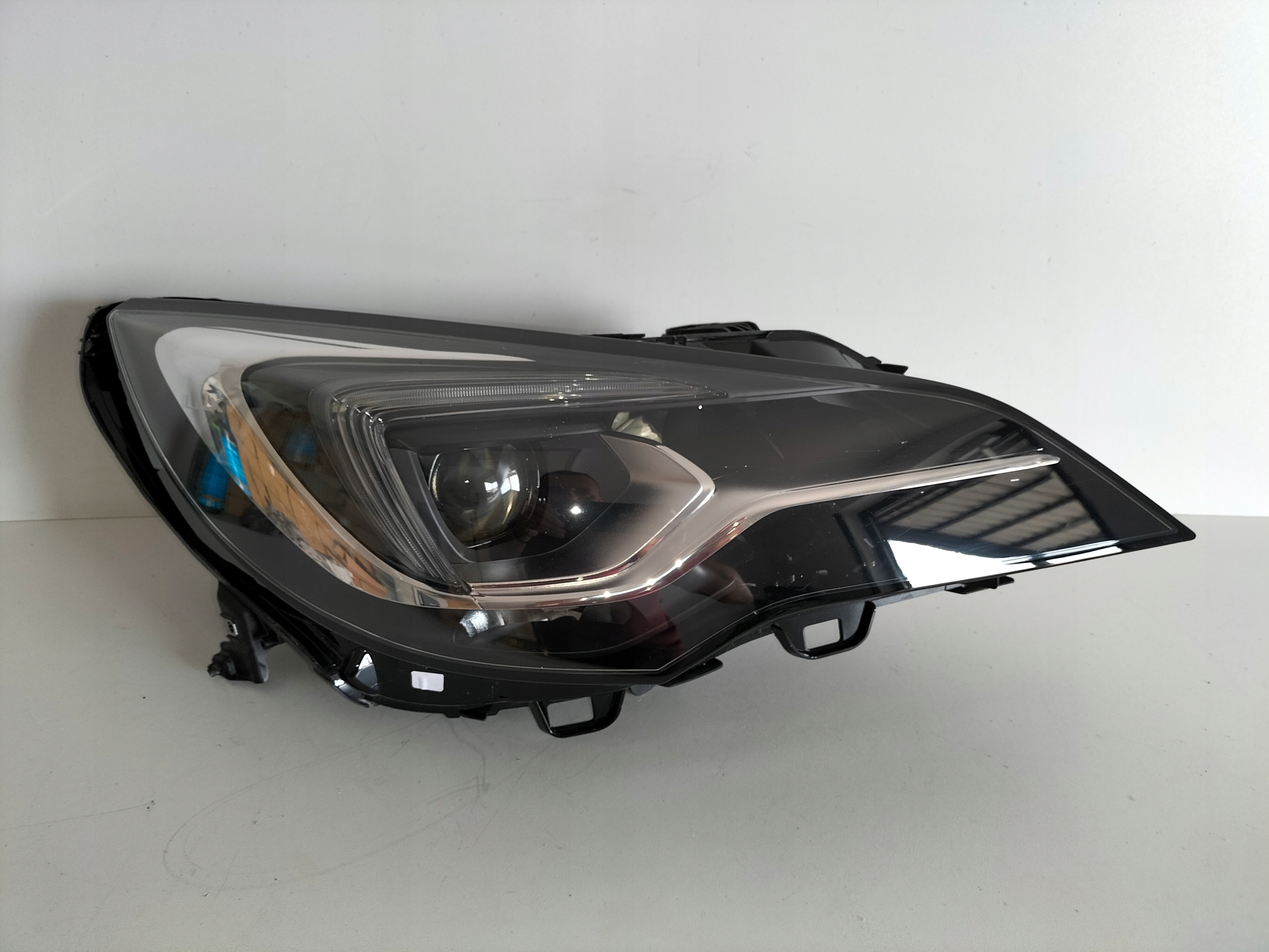 PRAVE PREDNE SVETLO OPEL ASTRA V K 15- INTELLI LUX FULL LED