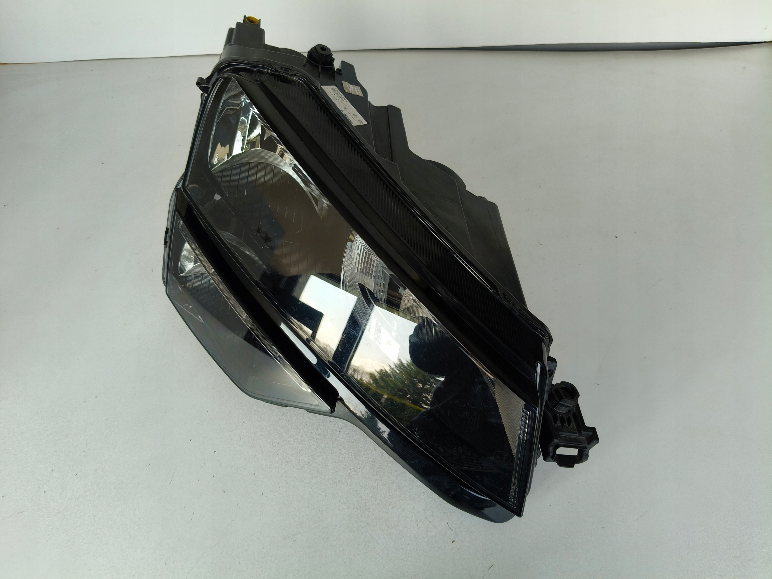 PRAVE PREDNE SVETLO SKODA KAROQ 57A 17- LED
