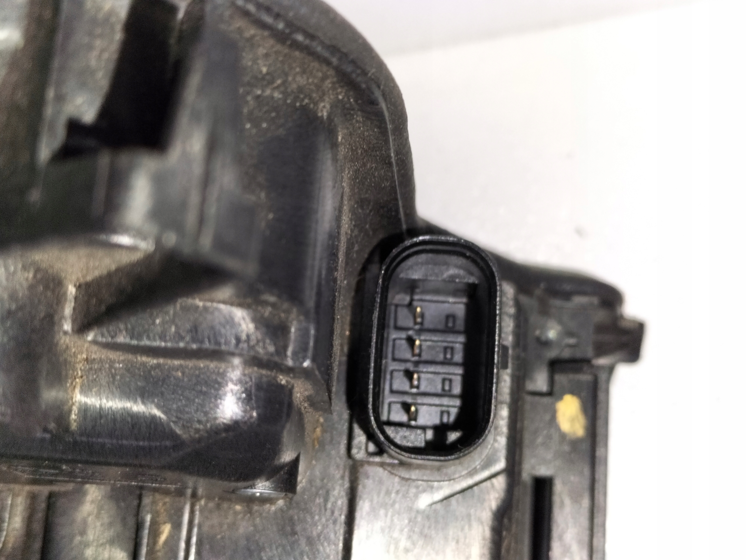 ZÁMOK ĽAVÝCH ZADNÝCH DVERÍ BMW X1 F48 15- KONEKTOR 4 piny