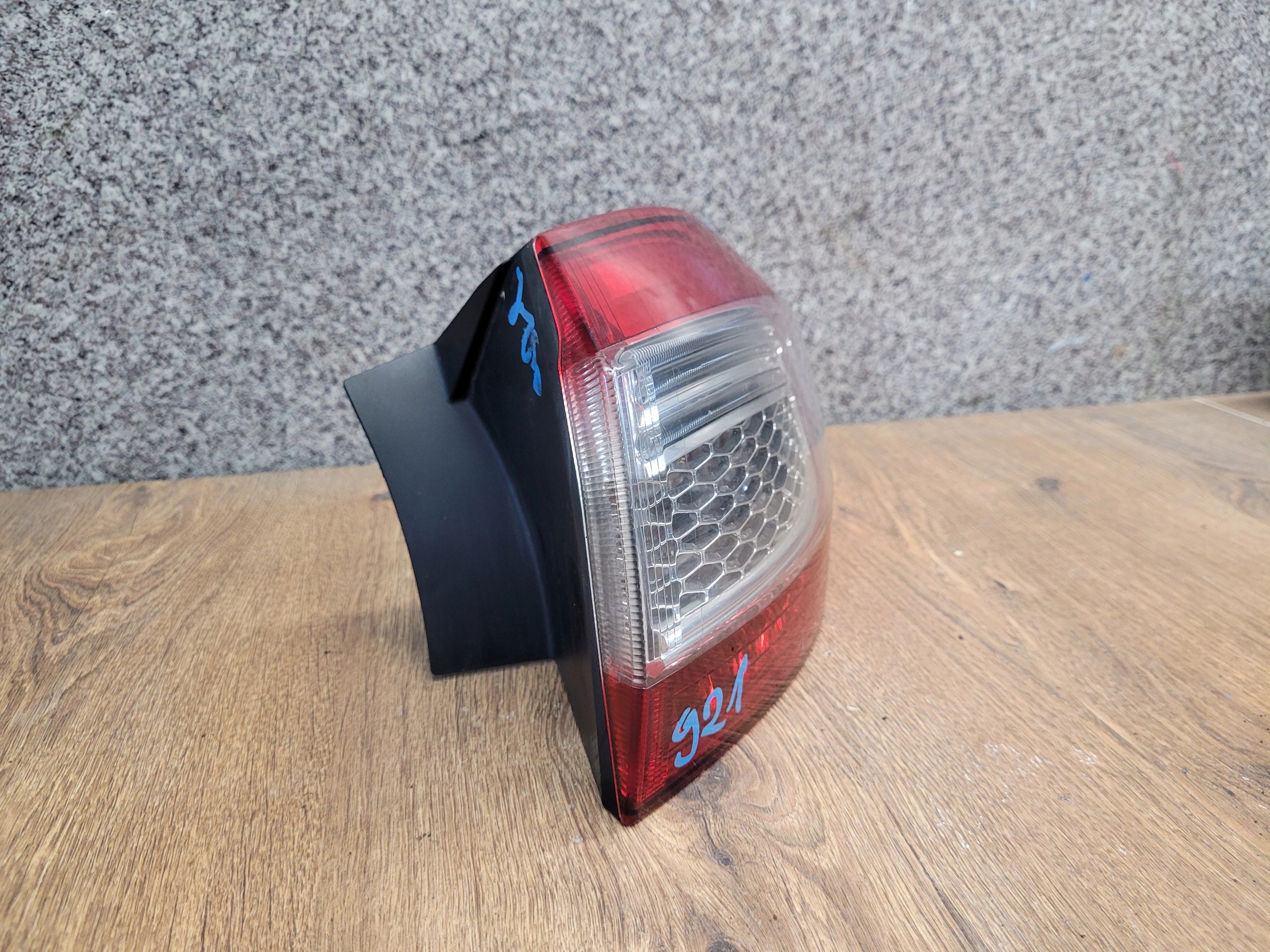 FORD MONDEO MK4 LIFT KOMBI PRAVÉ ZADNÉ SVETLO BS71-13404-BD