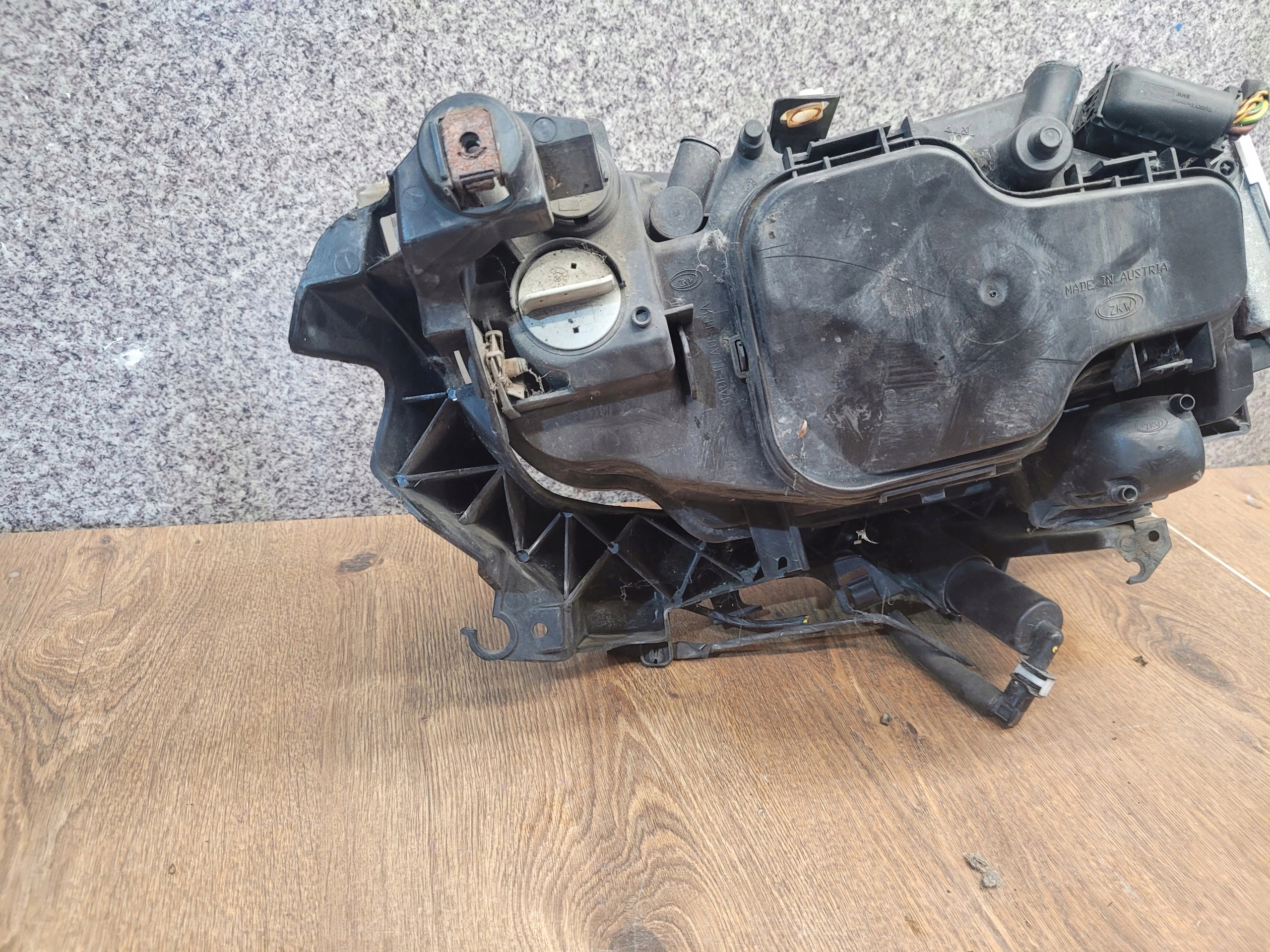 BMW 3 E90 E91 XENON ĽAVÉ PREDNÉ SVETLO