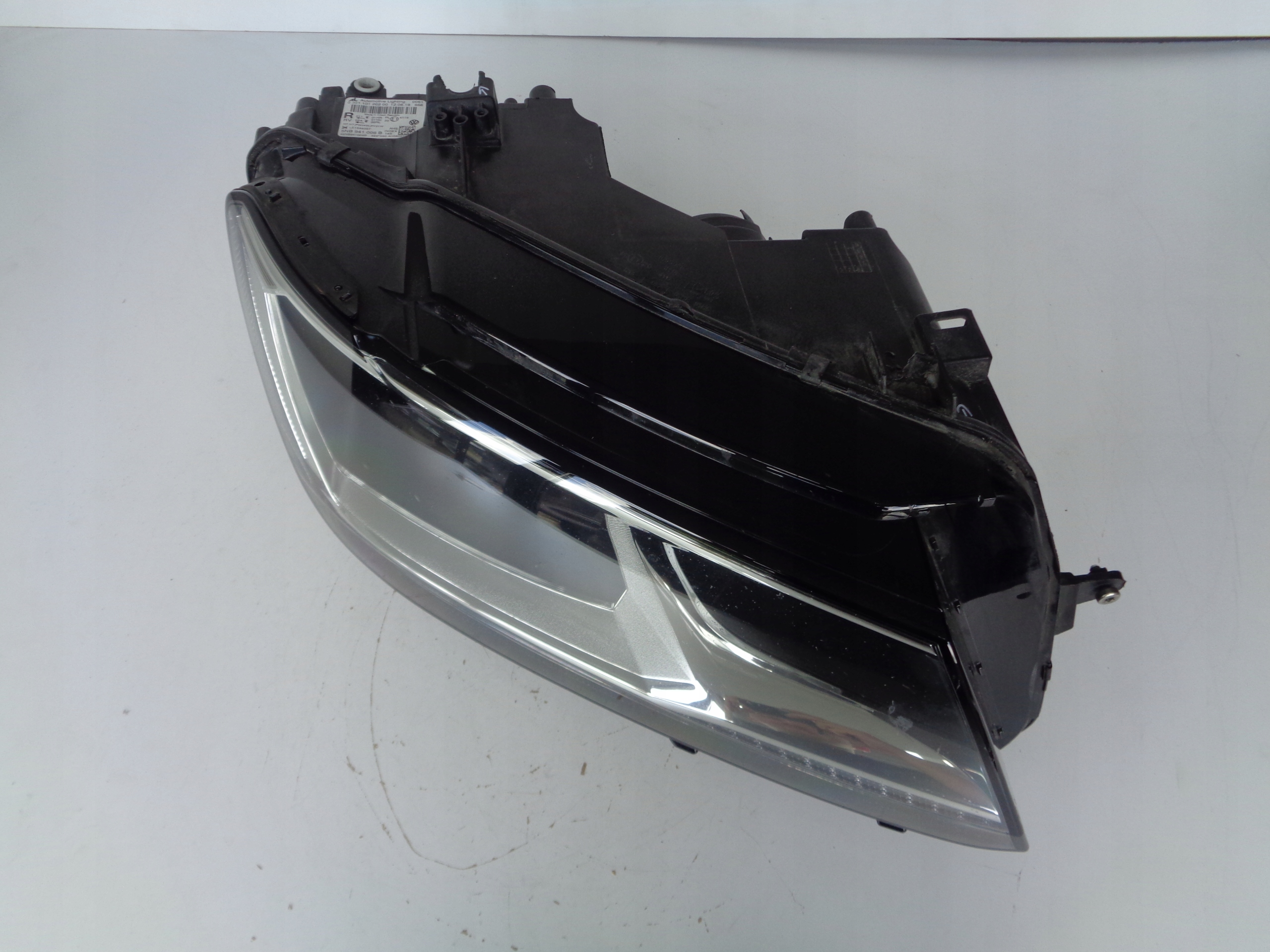 PRAVE PREDNE SVETLO VW TIGUAN 5NA 16-