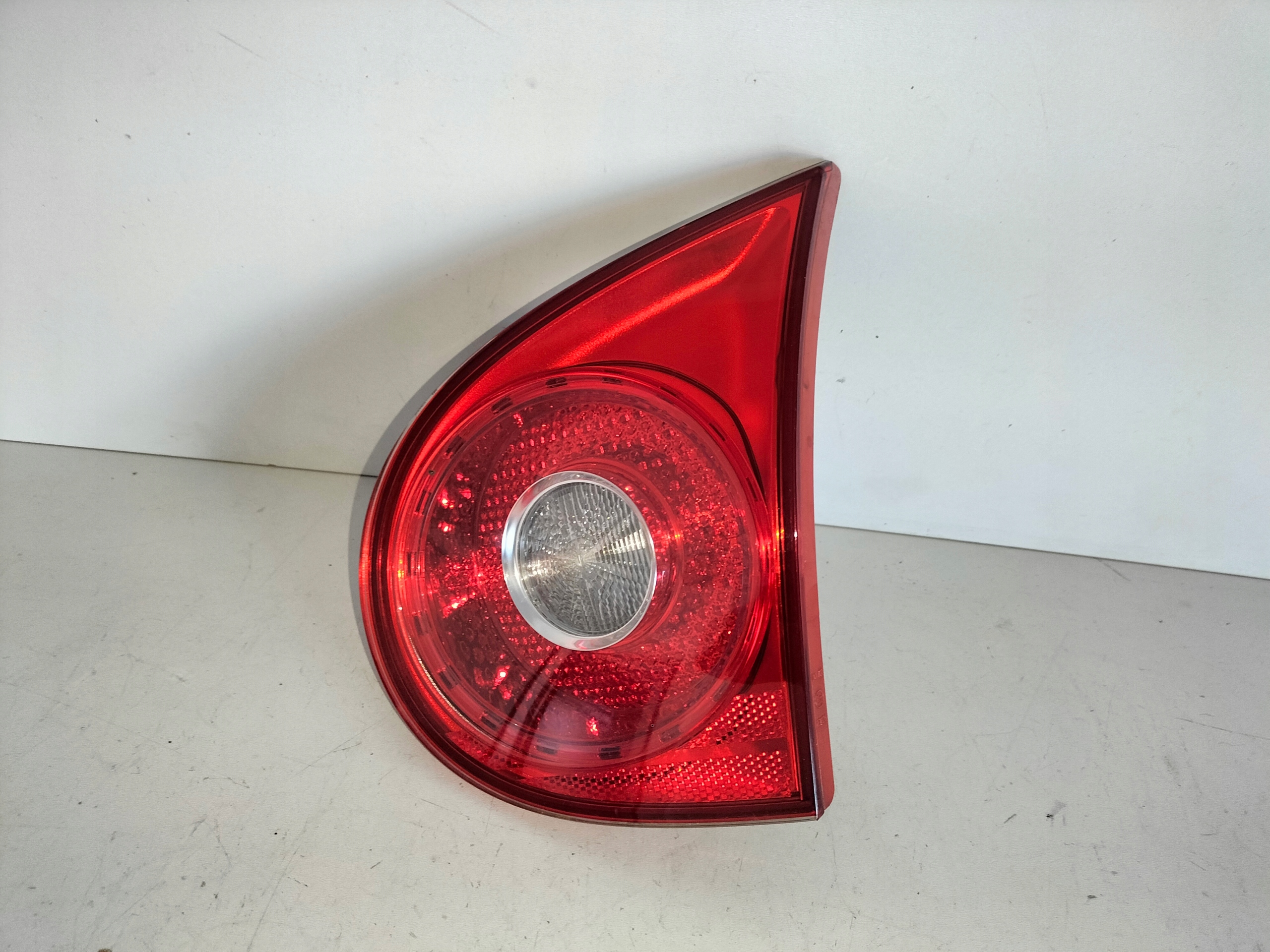 PRAVE ZADNE SVETLO VW GOLF 5 V 03- HB