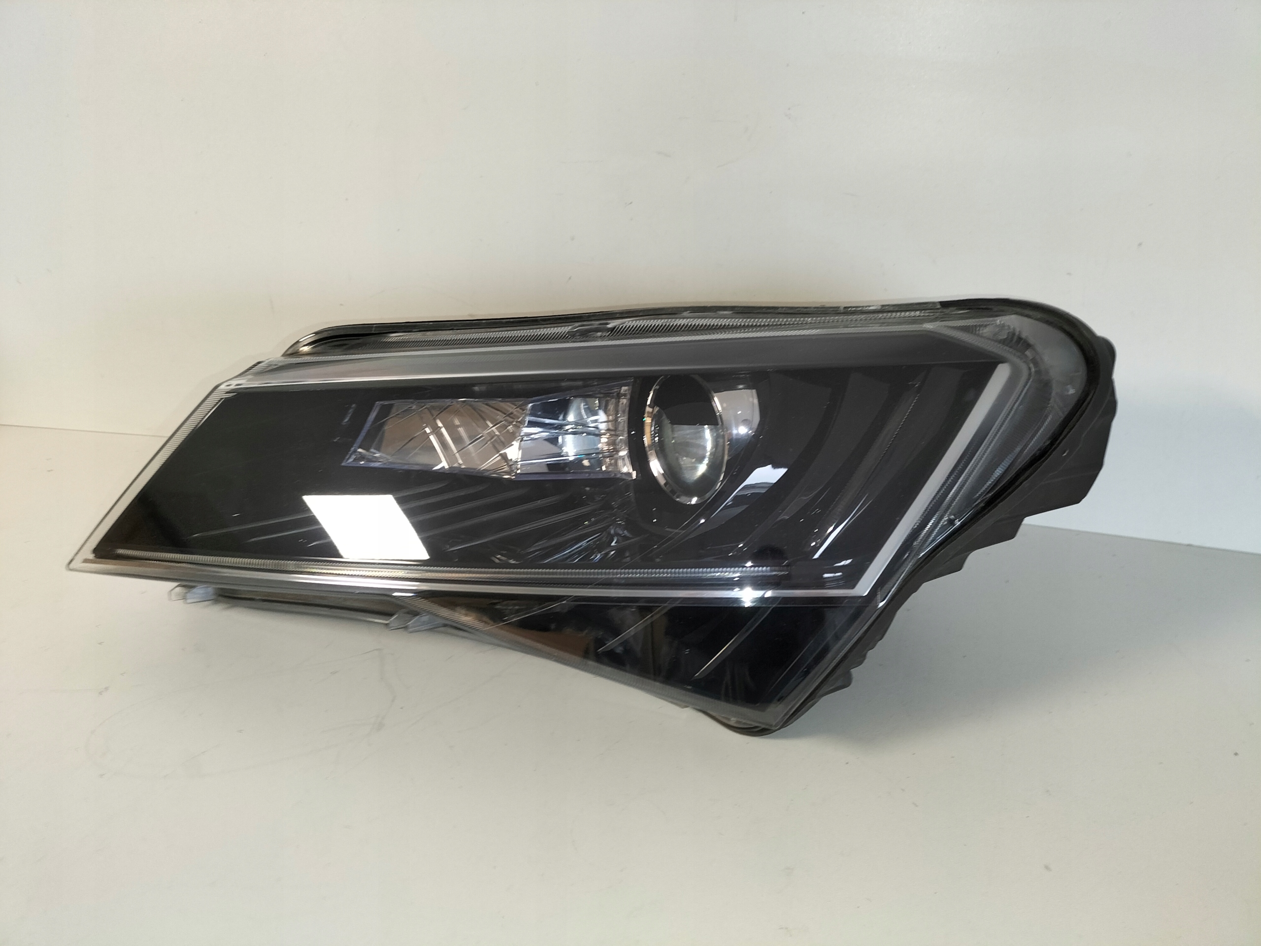 LAVE PREDNE SVETLO SKODA SUPERB III 15-19 BI-XENON