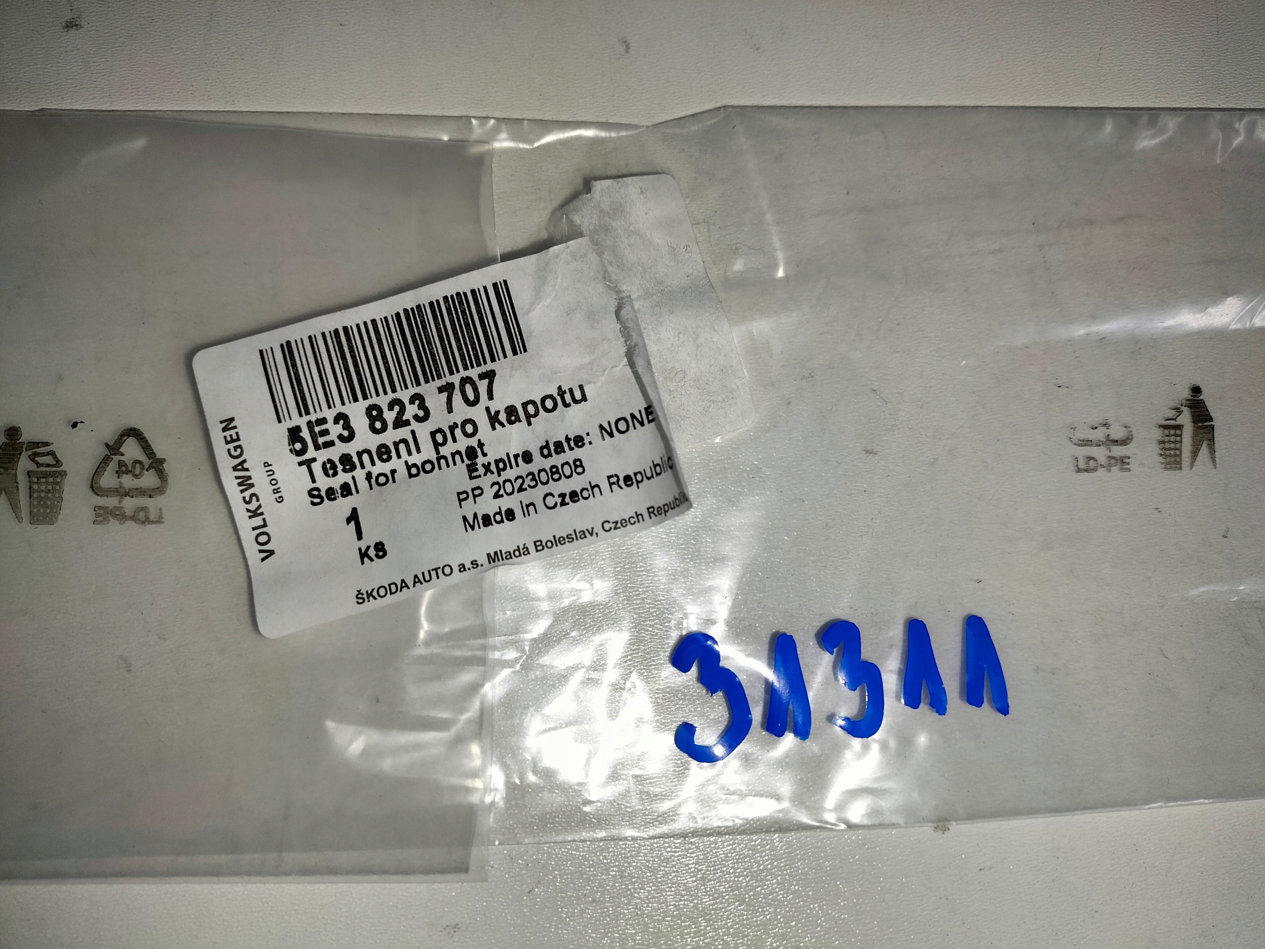 TESNIACA GUMA PREDNEJ KAPOTY SKODA OCTAVIA IV 4 19-