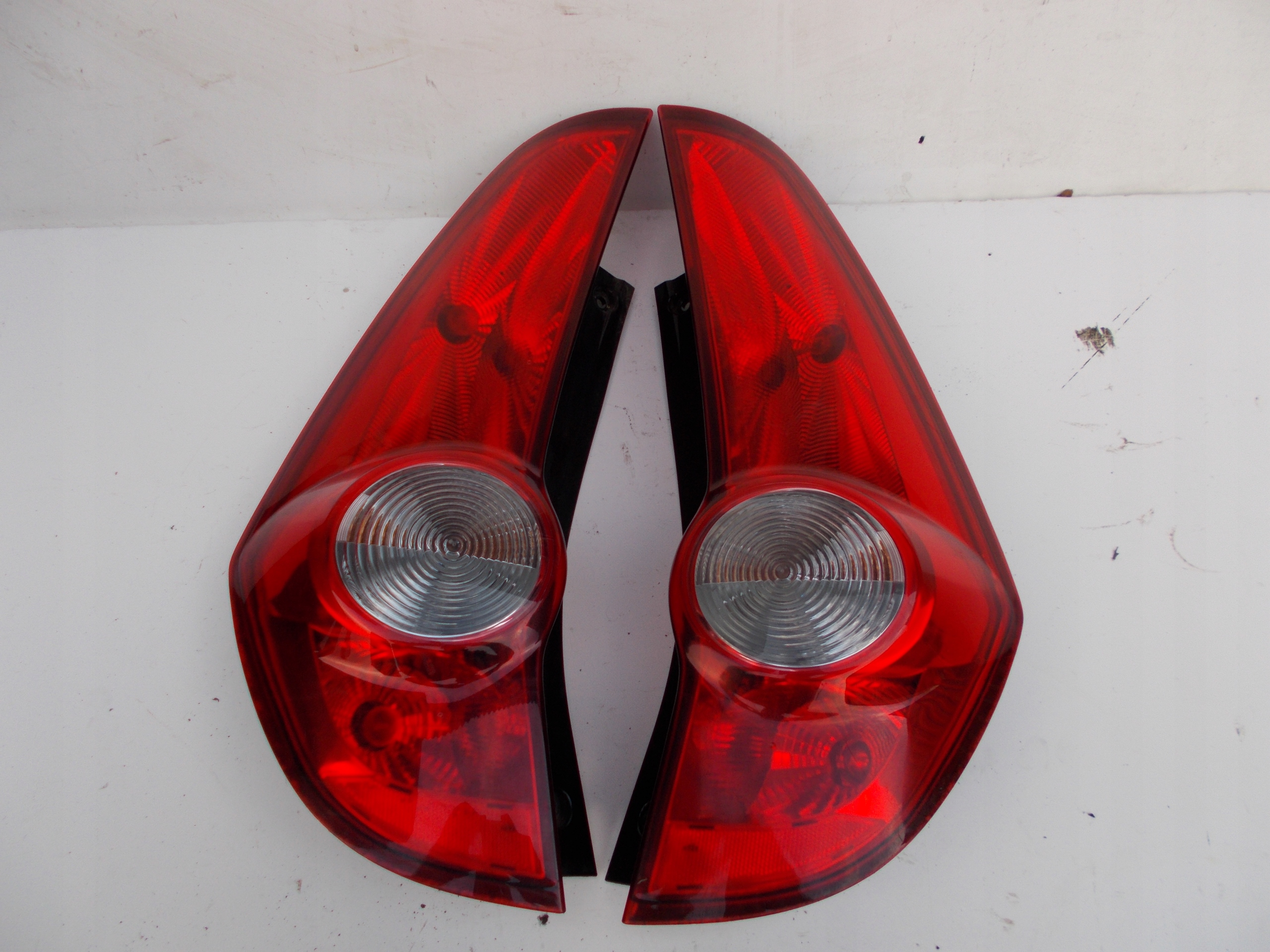LAVE ZADNE SVETLO OPEL AGILA B
