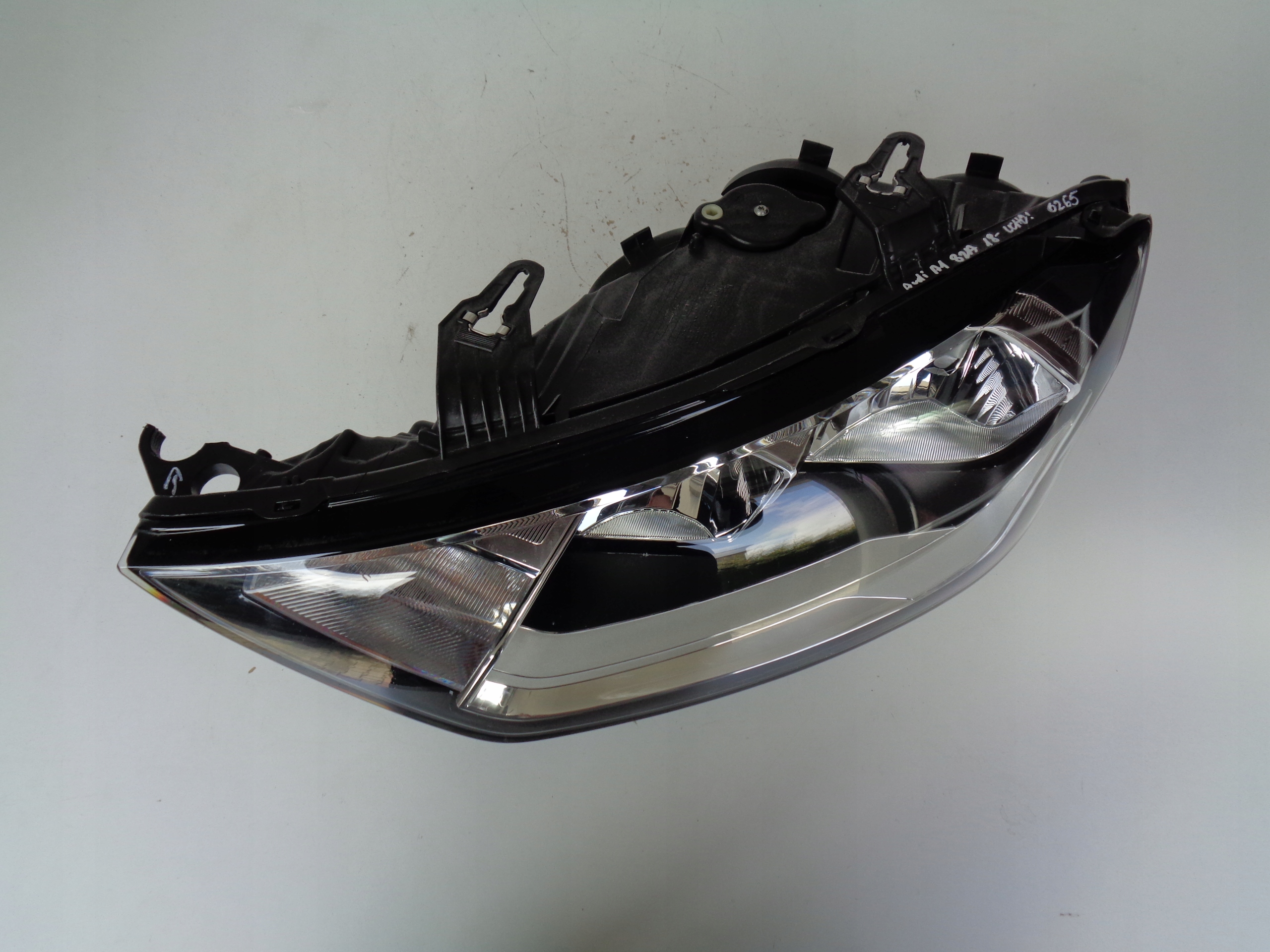 LAVE PREDNE SVETLO AUDI A1 82A 18-