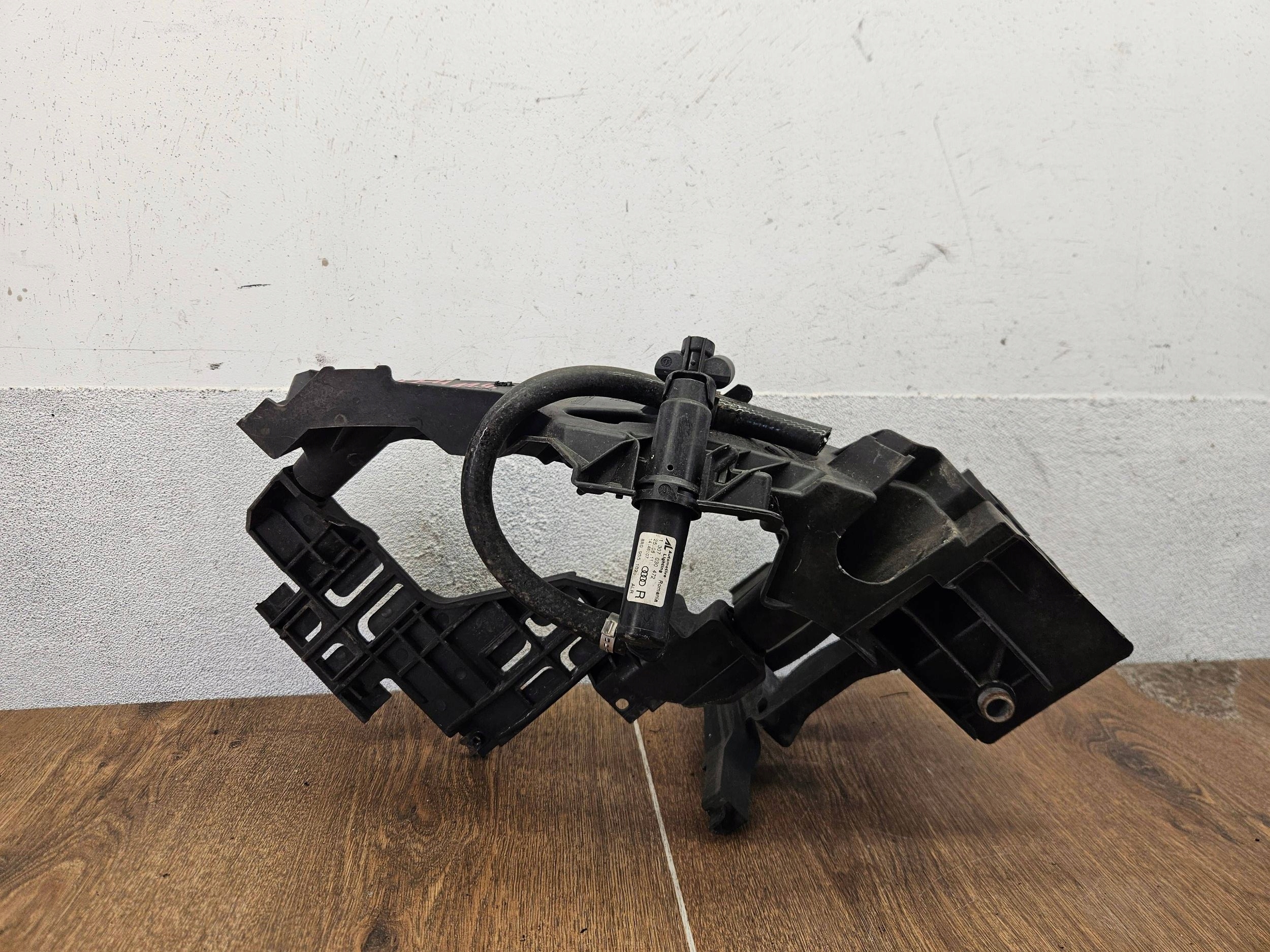 Audi Q5 SQ5 8R0805608 DRŽIAK POD SVETLO PRAVÝ