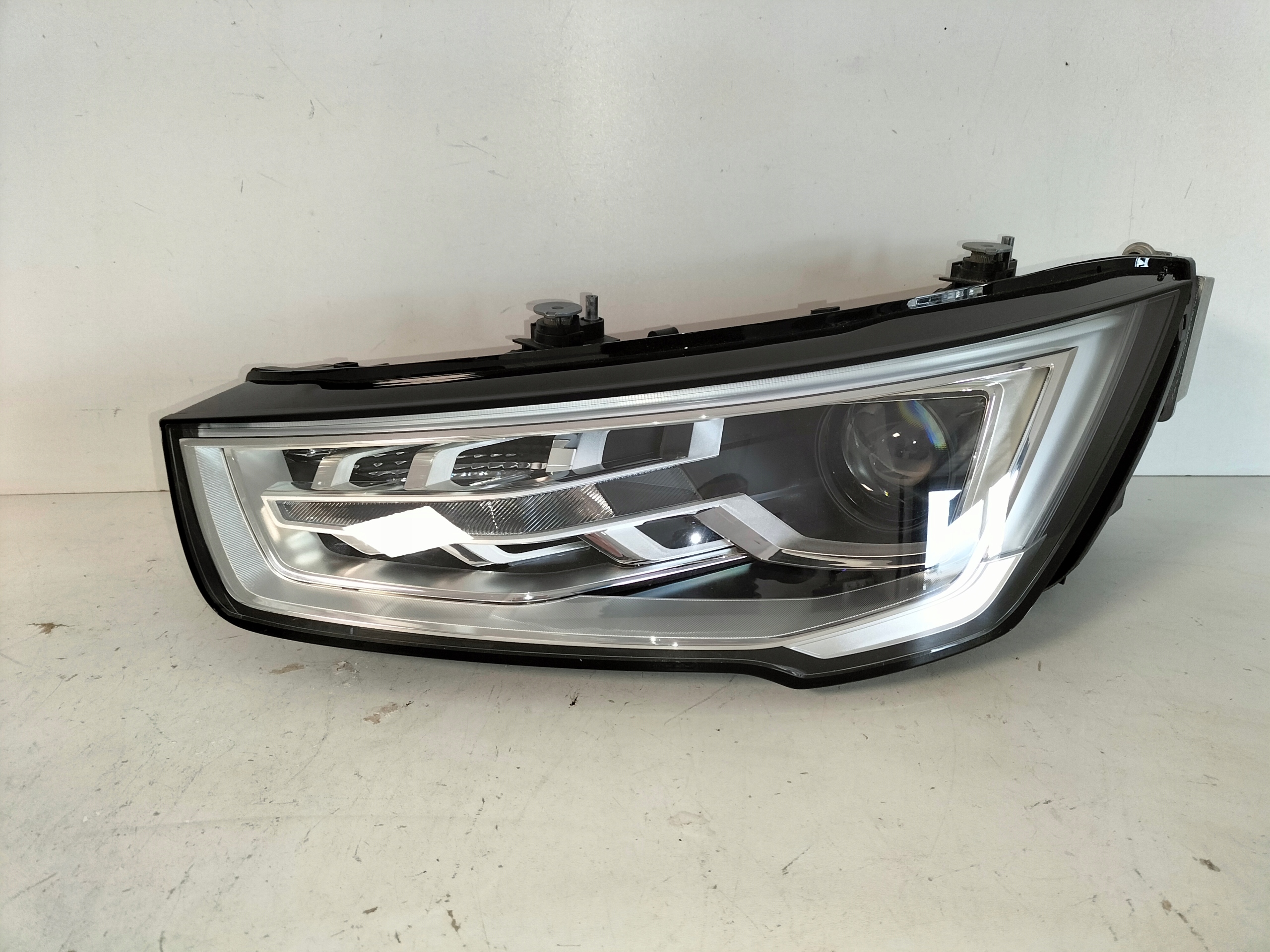 LAVE PREDNE SVETLO AUDI A1 8X LIFT 14-18 XENON